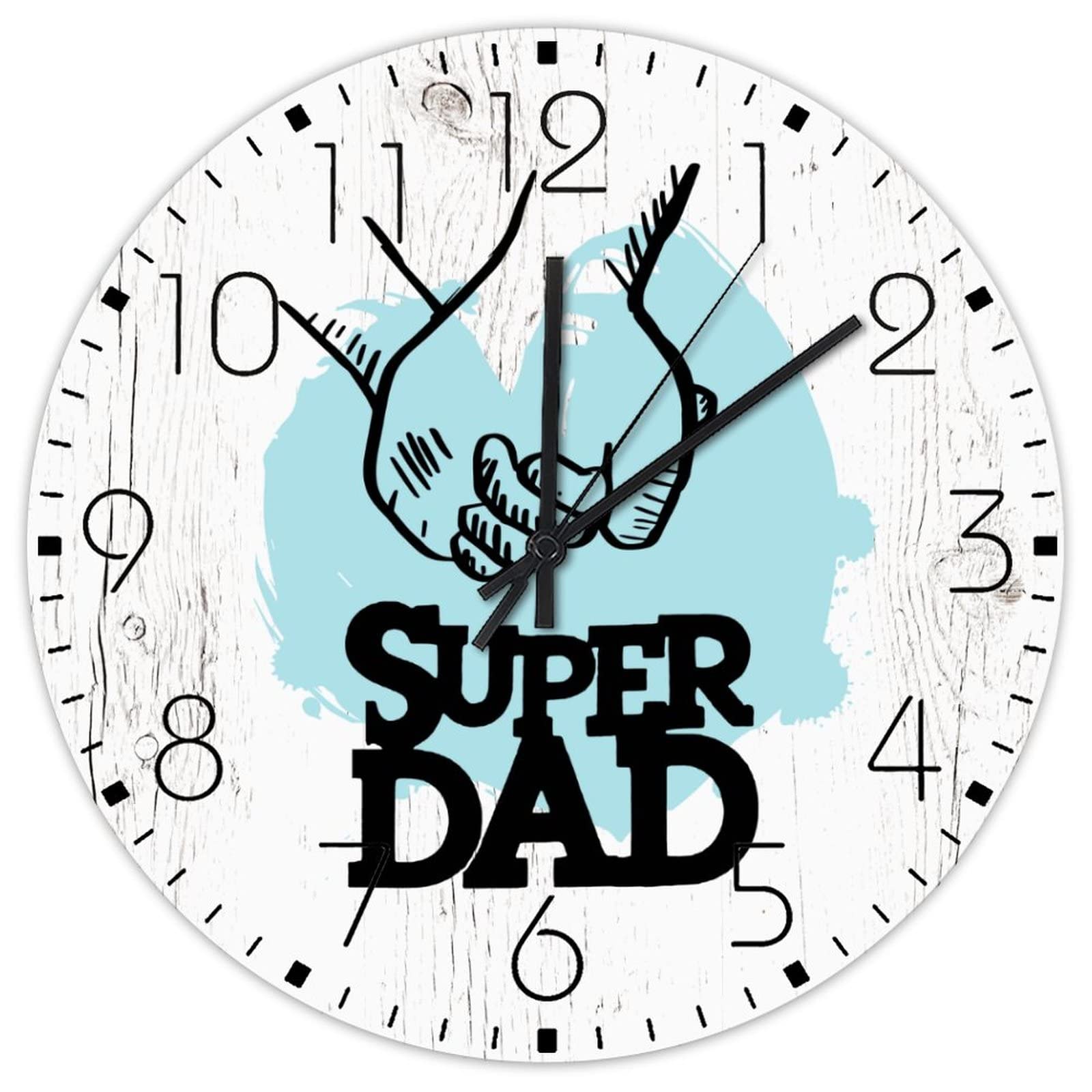 Horloge murale ronde en bois suspendue dans une salle familiale chaleureuse