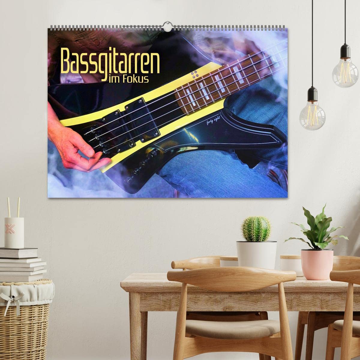 Bassgitarren im Fokus (Wandkalender 2026 DIN A2 quer), CALVENDO Monatskalender: Traumhafte E-Bässe eindrucksvoll in Szene gesetzt