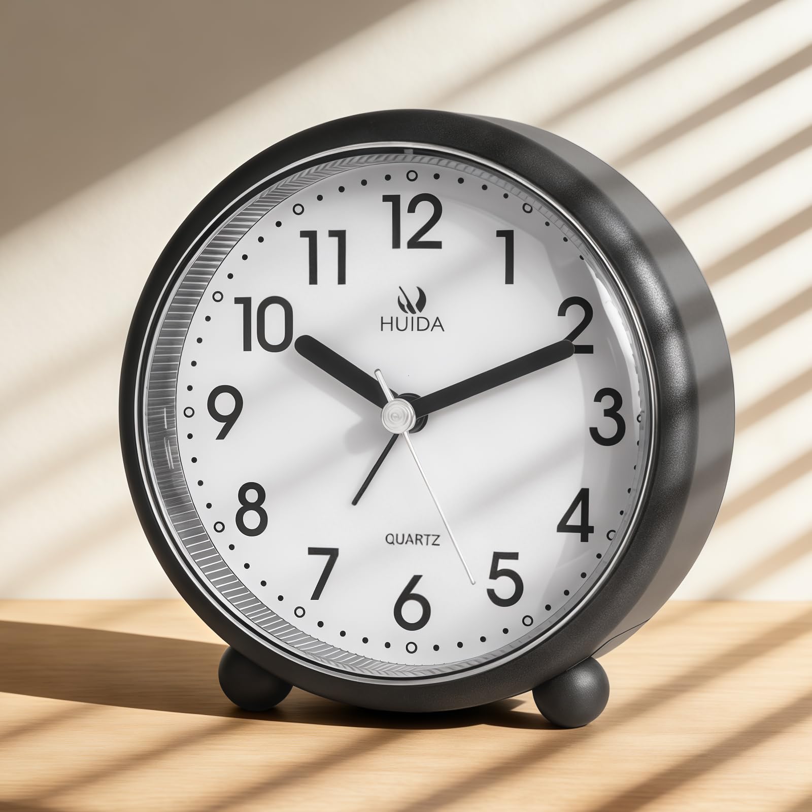 Plliocse Analog Alarm Clock, Small Minimalist Super Silent Non Ticking Desk Clock, Battery Operated Classic Metal Bedside Clock for Bedside Bedroom and Living Room Decor (Black)