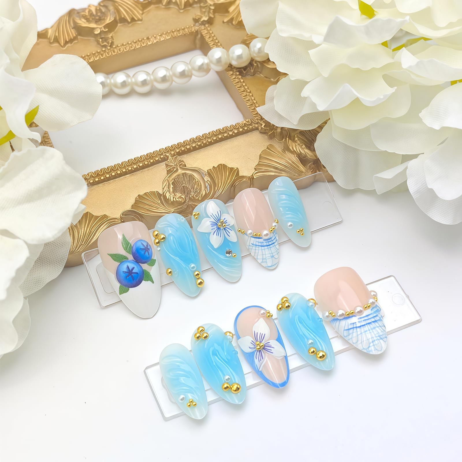 30 pezzi 3D boho blu Press on Nails: design a mandorla oceano con conchiglia e perline, fiori in rilievo, unghie artificiali con cuscinetti adesivi e lima da donna.