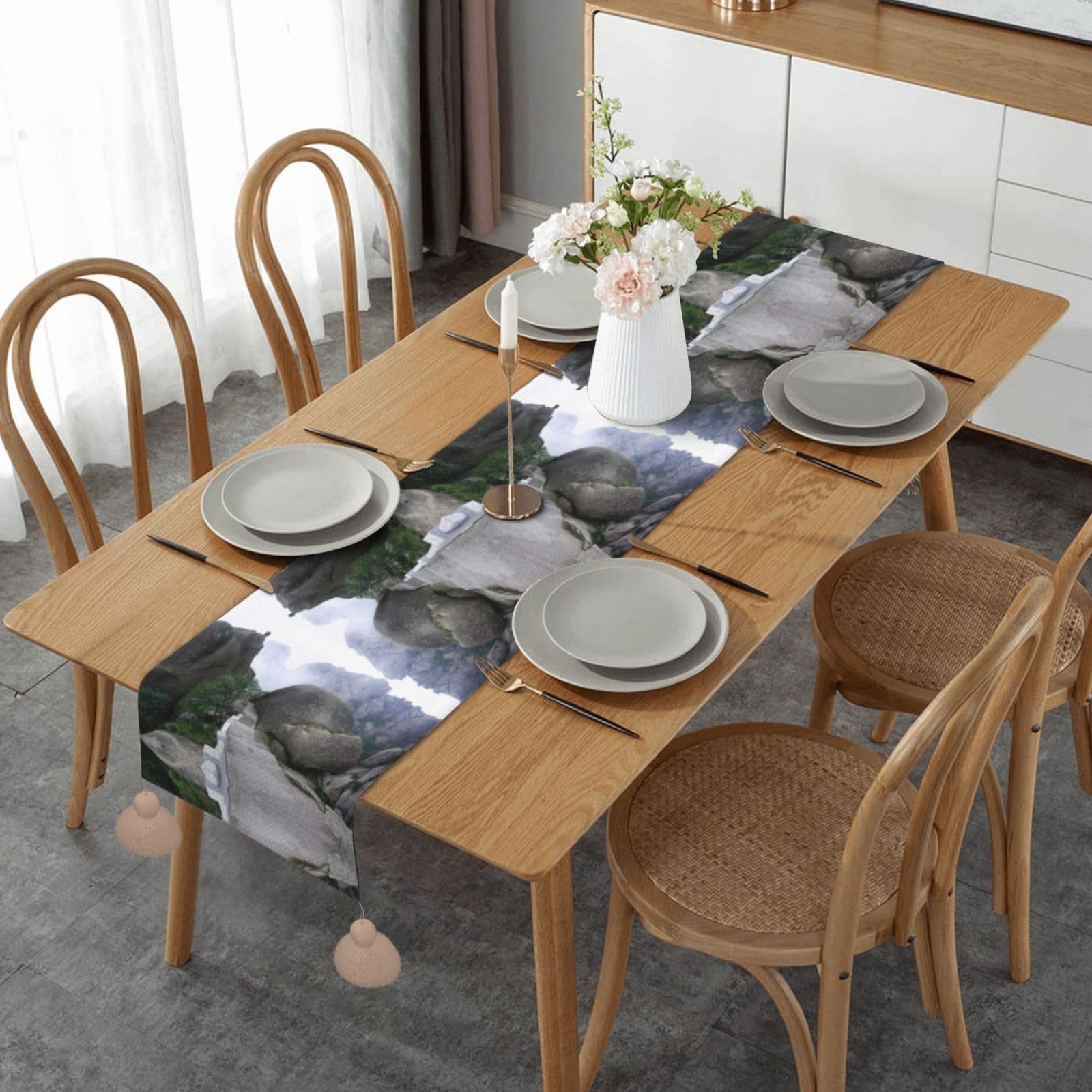Chemin de table macramé anti-glisse pour sublimer une table de salle à manger sans nappe