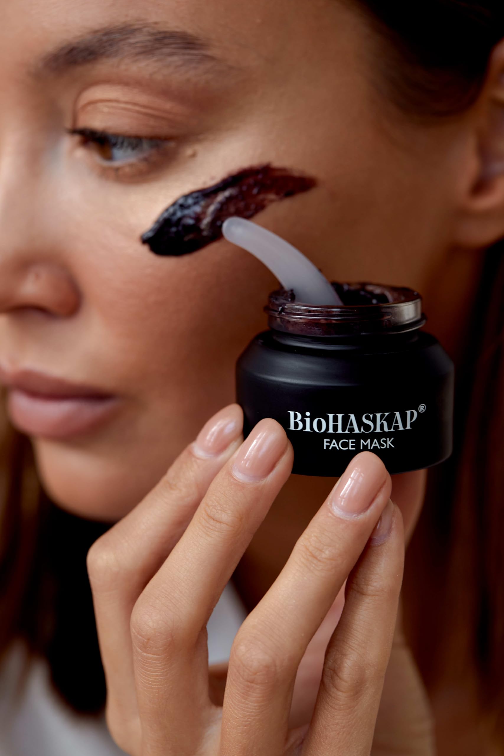 Peeling-Gesichtsmaske mit Haskap-Beere, 30ml. BioHASKAP. 10% Haskap-Beeren BIO-Extrakt. Von Kosmetikexperten entwickelte Formel. Natrue zertifizierte Inhaltsstoffe. Gut alterndes Naturprodukt.
