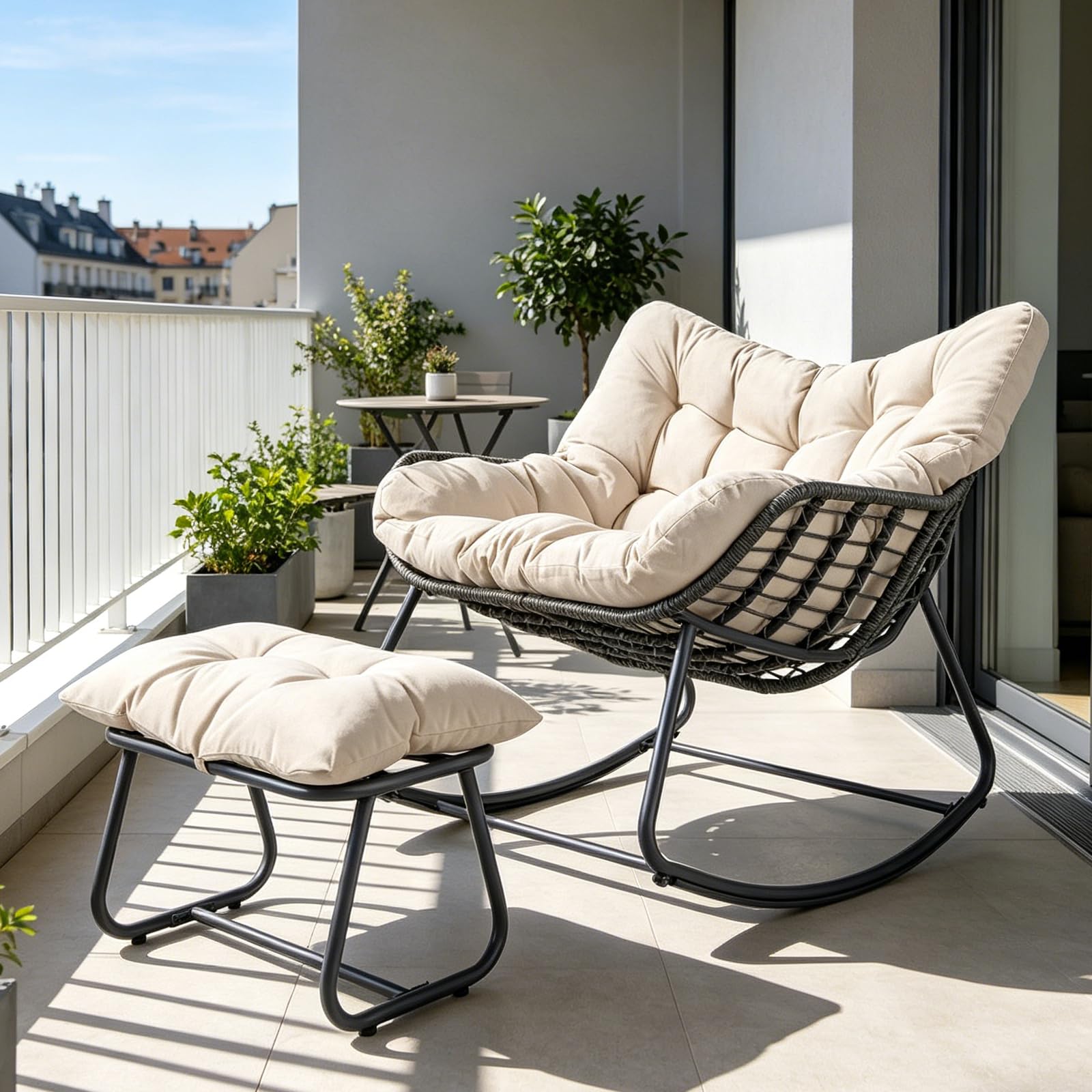 SOARS Poltrona a Dondolo con Poggiapiedi, Sedia a Dondolo da Interno ed Esterno, Poltrona Relax in Rattan con Cuscini Rimovibili per Soggiorno, Balcone e Giardino, Portata 150 kg (Beige)