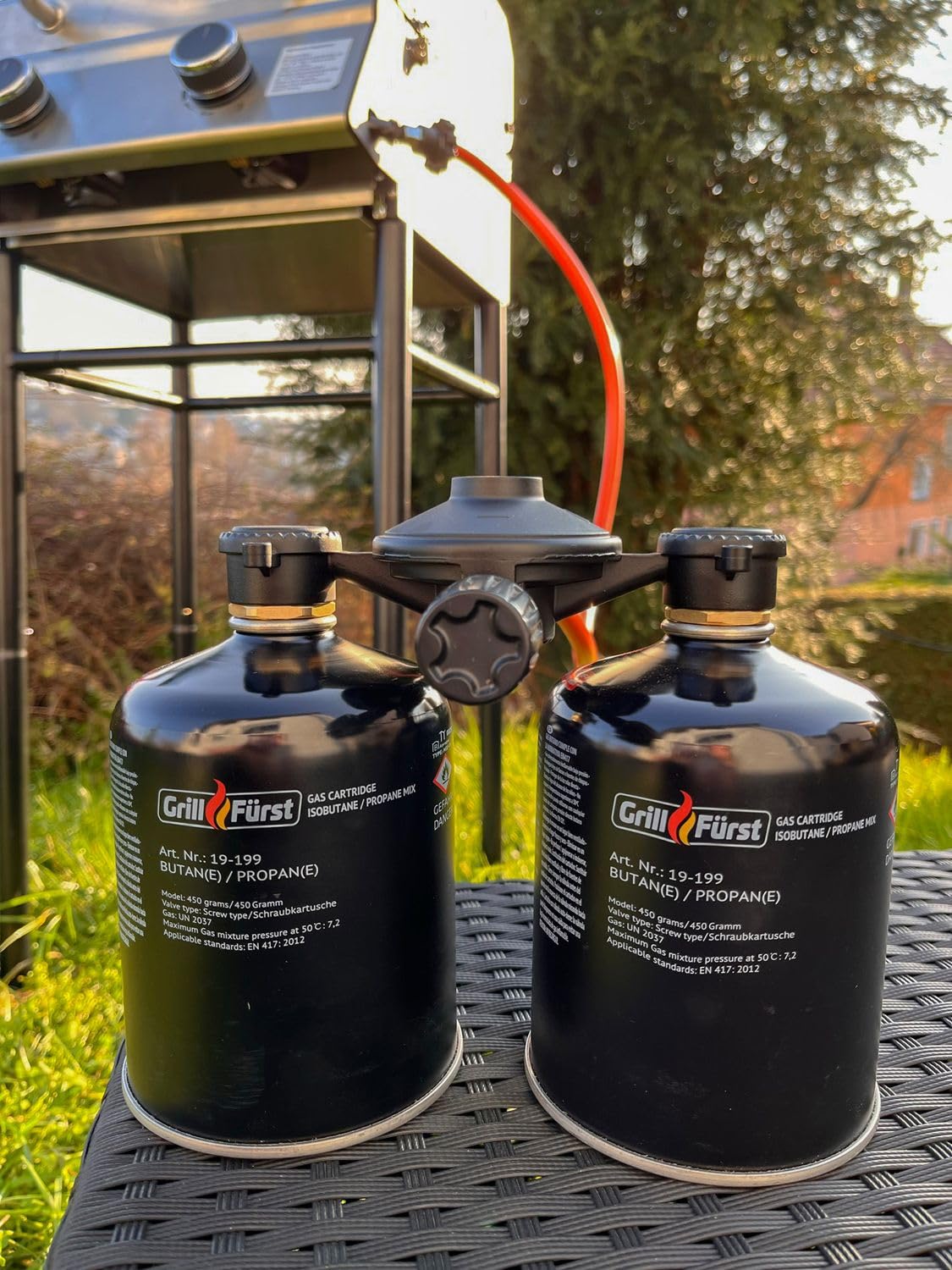 Grillfürst Kombi Kartuschen-Druckregler 50mbar - Für den Anschluss von Zwei Gaskartuschen - Kombi Druckregler ideal für unterwegs - geeignet für Campinggrill, kleine Gasgrills und Gaskocher