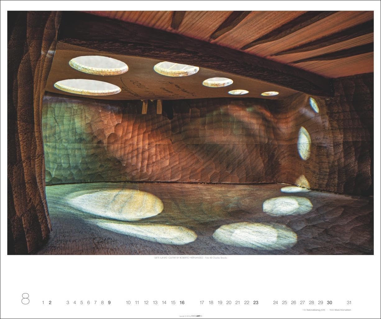 Architecture in Music Kalender 2026 - Musikinstrumente von innen: Charles Brooks‘ Fotokunst in einem großen Wandkalender, der neue Perspektiven eröffnet. Querformat 55 x 46 cm