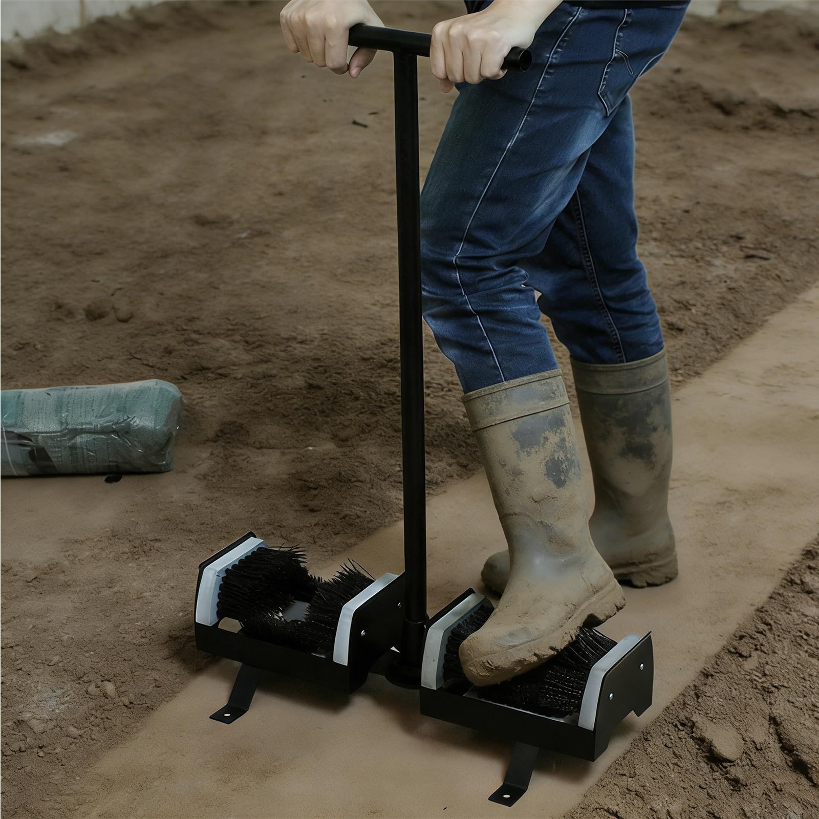Cepillo raspador y limpiador de botas resistente con asa, limpiador de zapatos de doble cara para exteriores con cepillo de nailon y base de metal para granja, jardín, obras de construcción