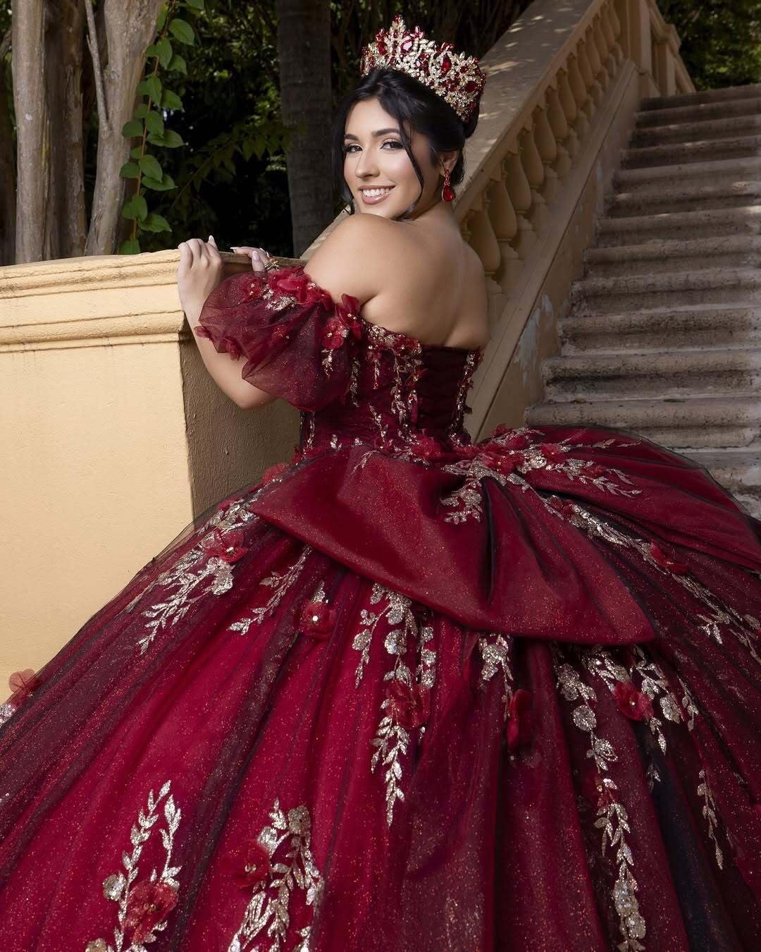 Gorgeous Gold Applique Quinceanera Dresses with Sleeves Strapless Quince Dress with Bow 3D Flower Tulle Sweet 16 Dress