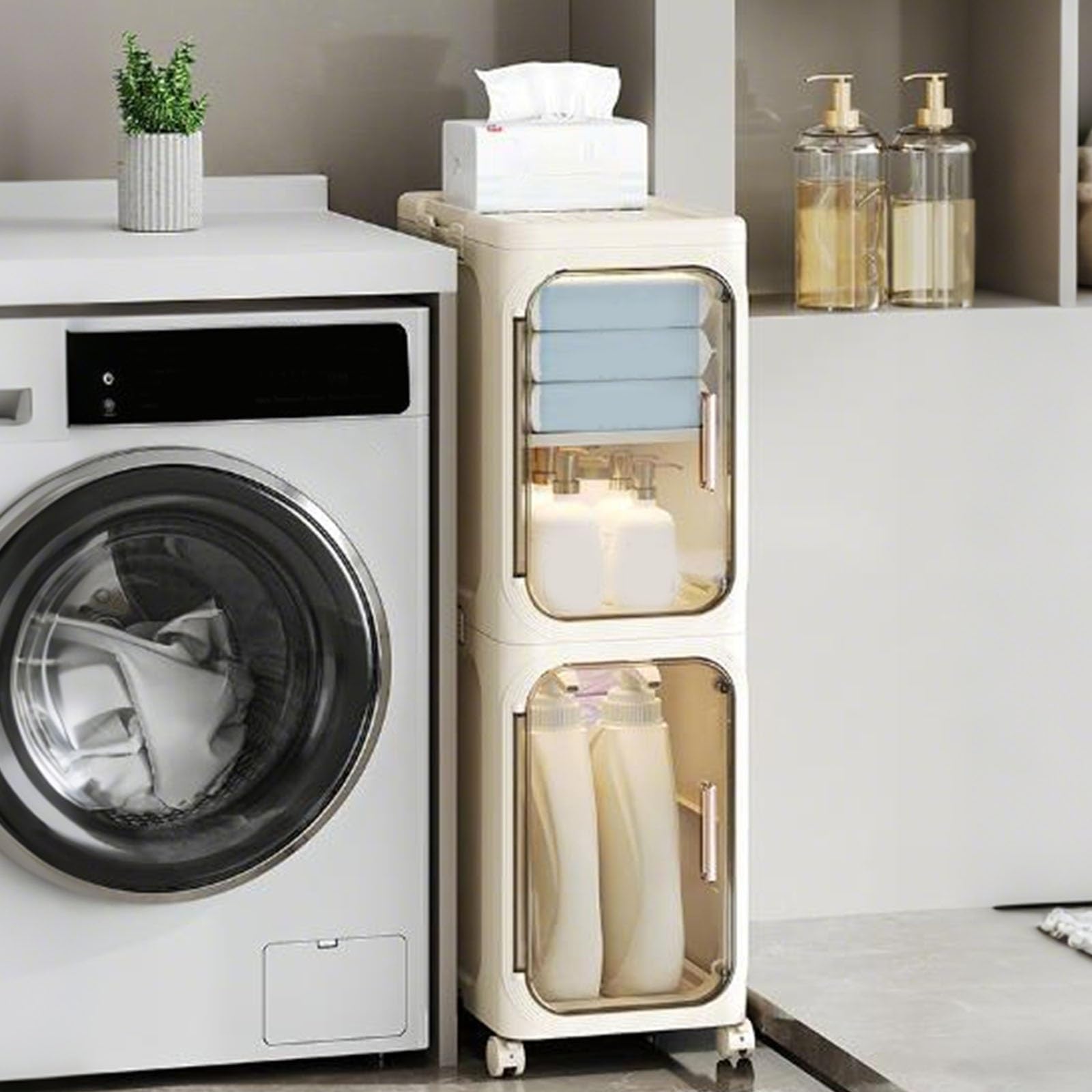 Estantes ajustables en un organizador de baño alto con cajones móviles