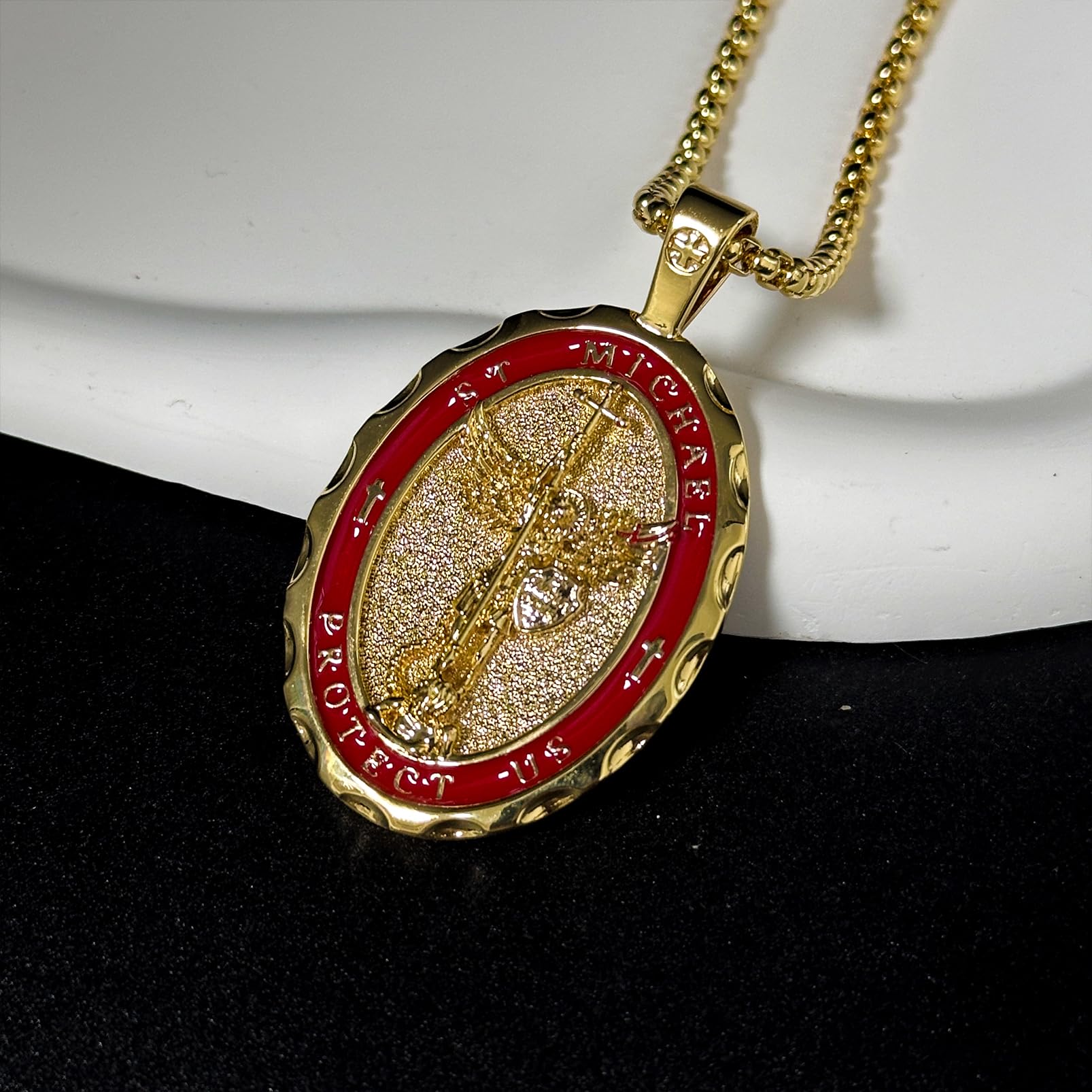 Collana con ciondolo di San Michele, placcata in oro 24 carati con smalto rosso, catena da 50 cm, medaglia di protezione religiosa, forma ovale