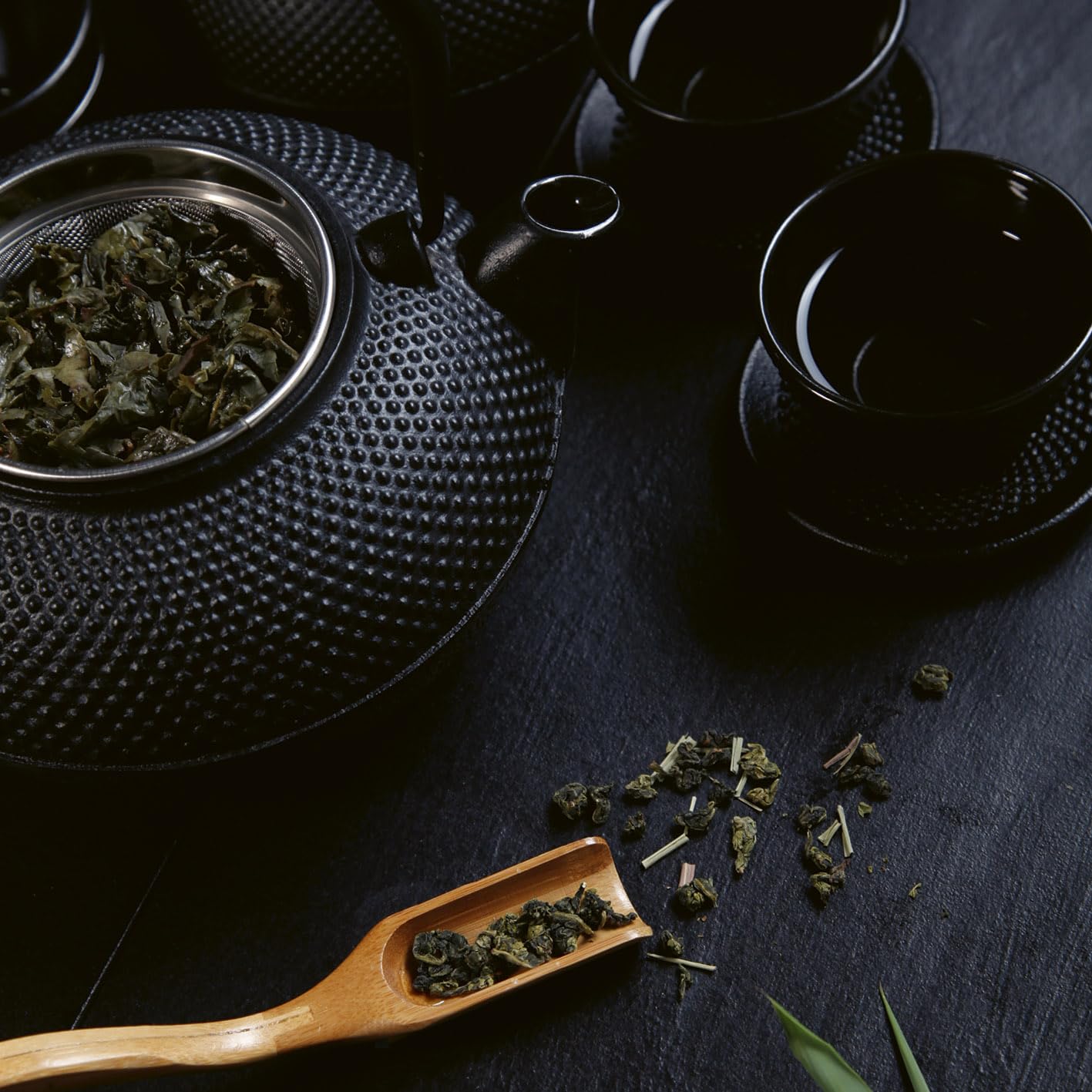 Lumaland Set de thé 12 pièces | Théière en fonte Tetsubin de 1,4 litre, réchaud en fonte, 4 tasses à thé & 4 dessous de verre, avec cuillère doseuse en bambou & passoire en acier inoxydable