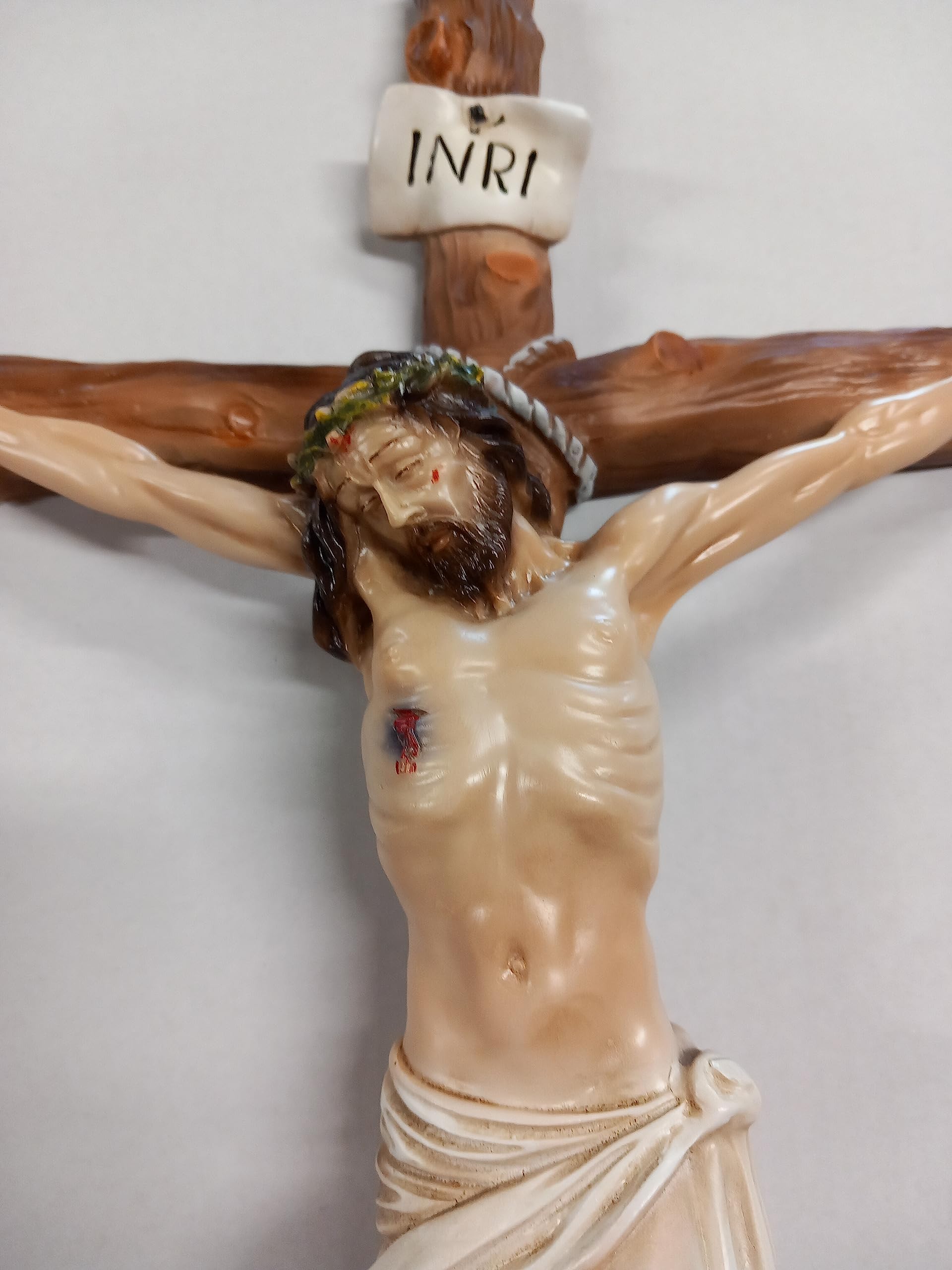 ArteSacraCaravaggio Crucifix mural en marbre résine décoré à la main 53 x 31 cm Fabrication artisanale