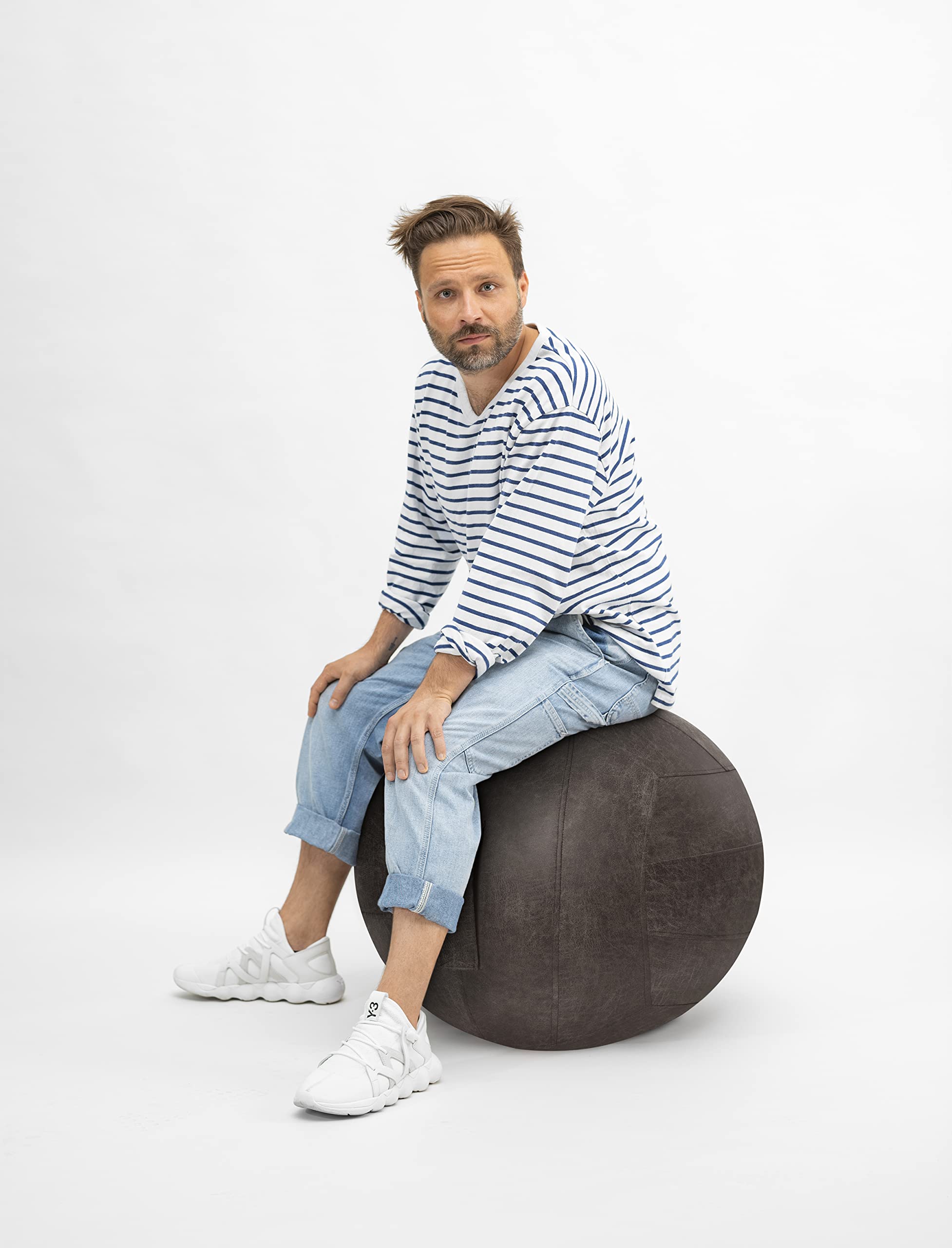 Frankie Sitzball mit Lederimitat, ergonomisch Sitzen im Büro & Zuhause, 65 cm Ø, Gymnastikball mit Lederhülle, Fitnessball mit Tragegriff, 30°C waschbar, anthrazit