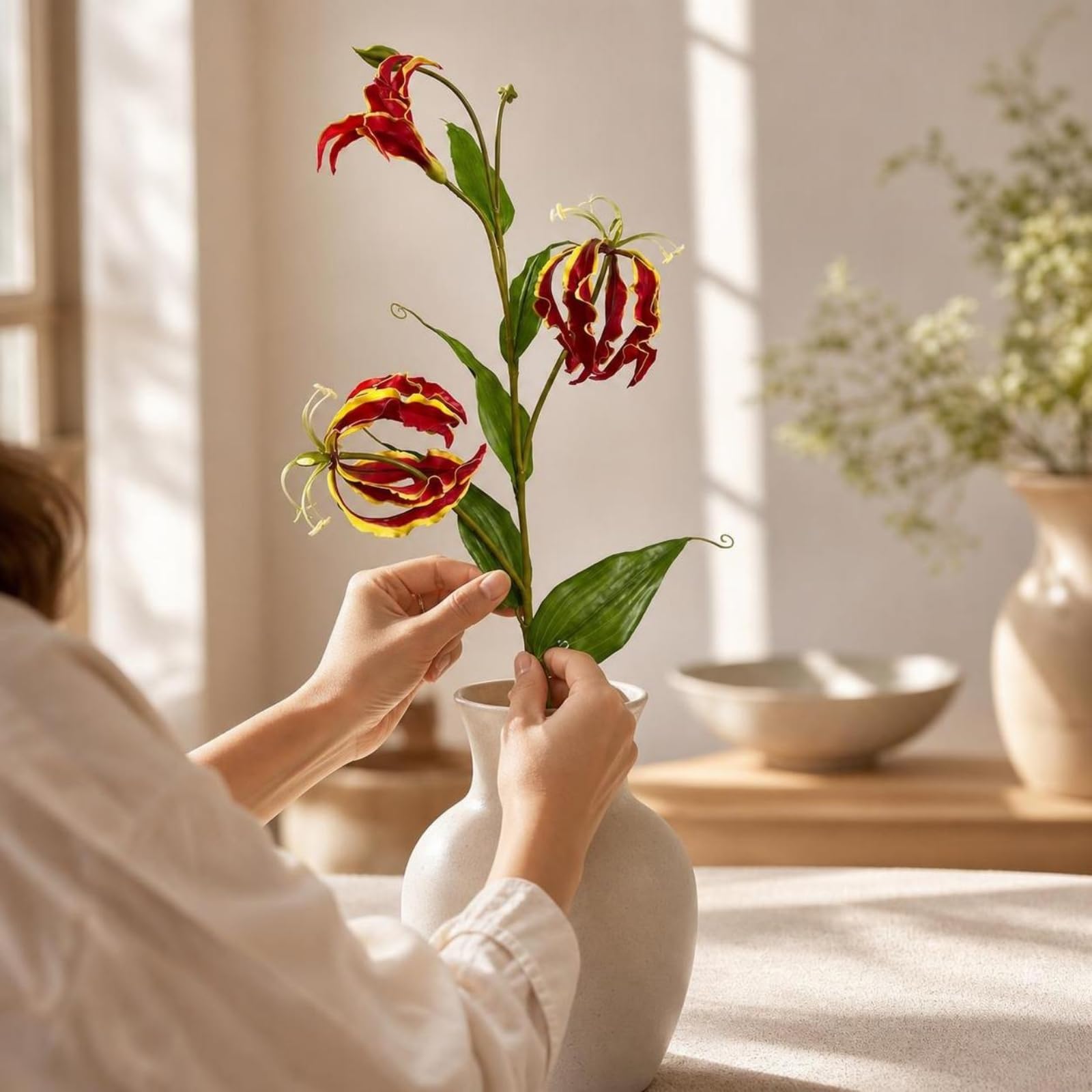 Gloriosa Kletterlilie Künstlich Stiel Blüte Zweig Zierpflanze Weichplastik Naturgetreue Struktur Elegante Linien für Zimmerdekor Traualtar Bankett Fotoprojekt Hoheglasvase, Orange