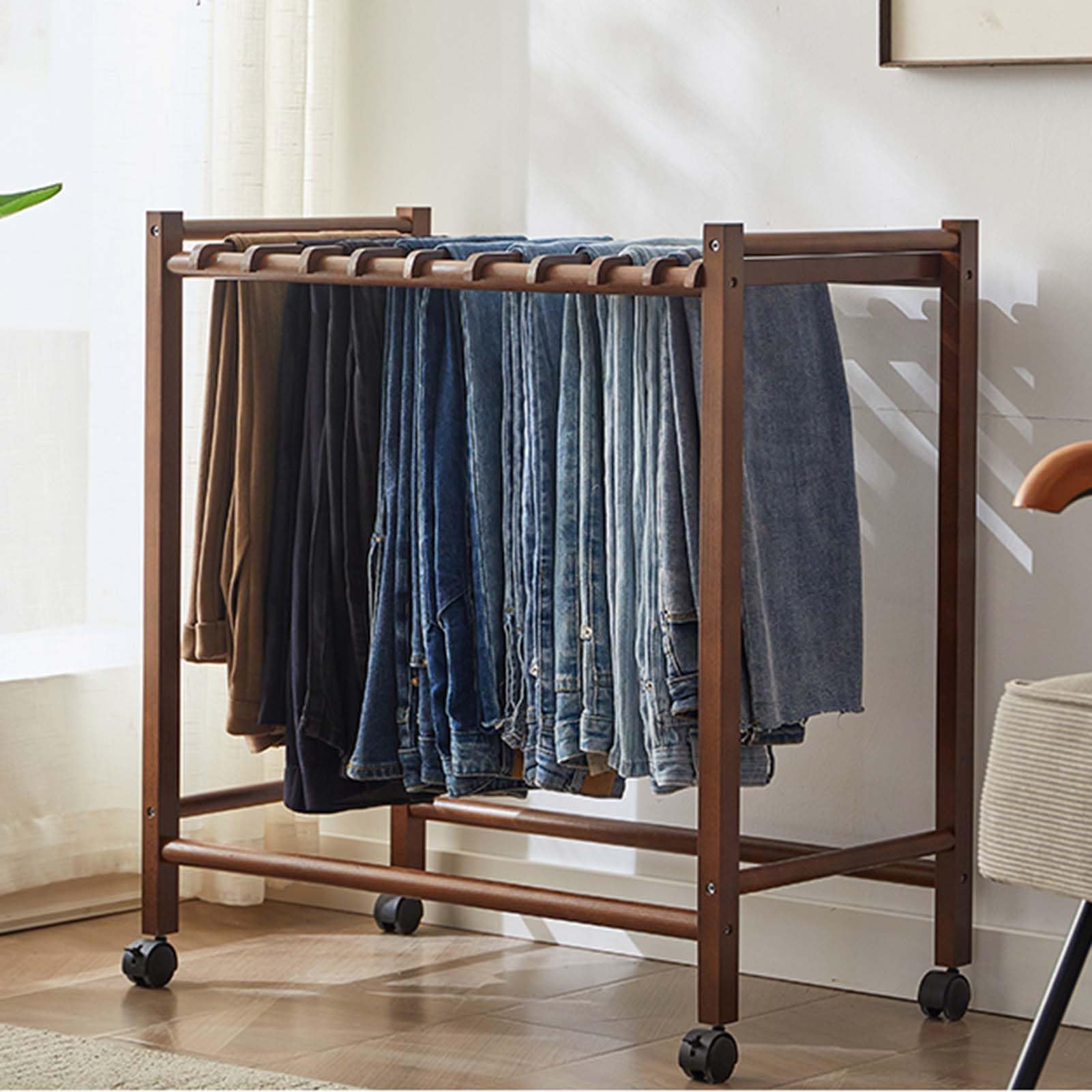 Chariot à roulettes en bois pour pantalons : fini le désordre dans la buanderie et la chambre