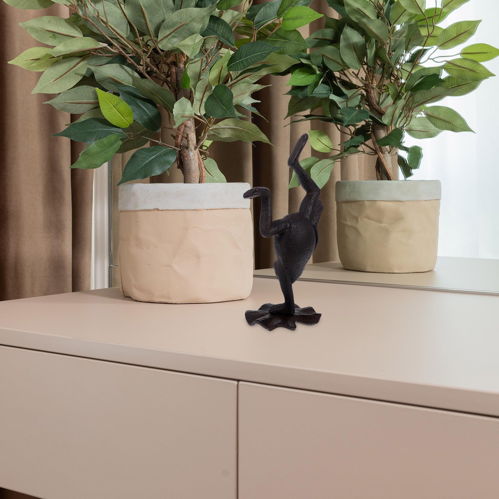 UKCOCO Retro Gusseisen Frosch Figur im Yoga Stil Einzigartige Umgedrehte Froschdeko für Garten und Zuhause Kunstvolles Vintage Miniatur Tierornament in Schwarz