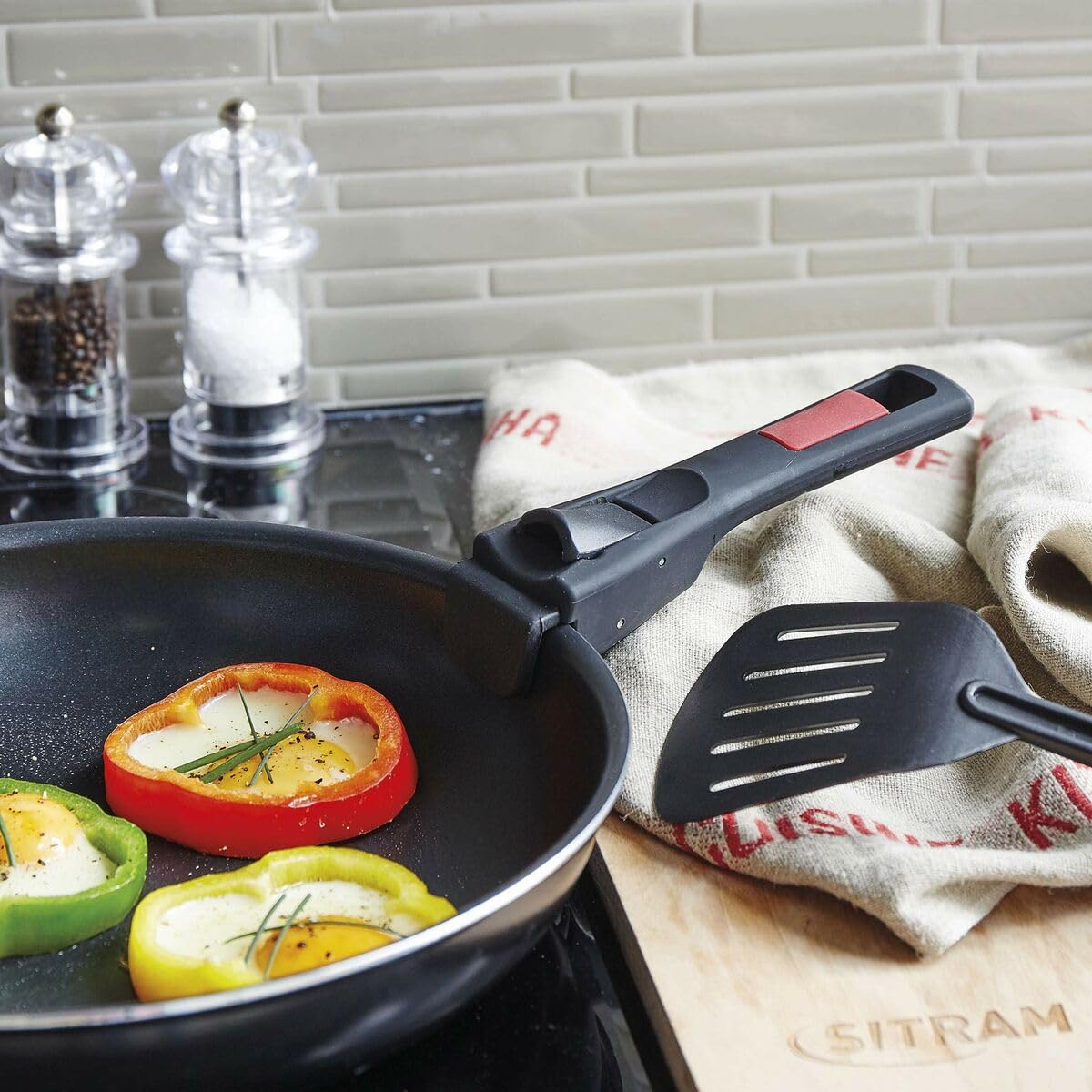 Sitram 712380 Sauteuse Agile 28 cm en aluminium revêtement noir anti-adhérent sans PFOA - manche amovible clipsable - couvercle en verre - tous feux dont induction, 3 liters, Noir