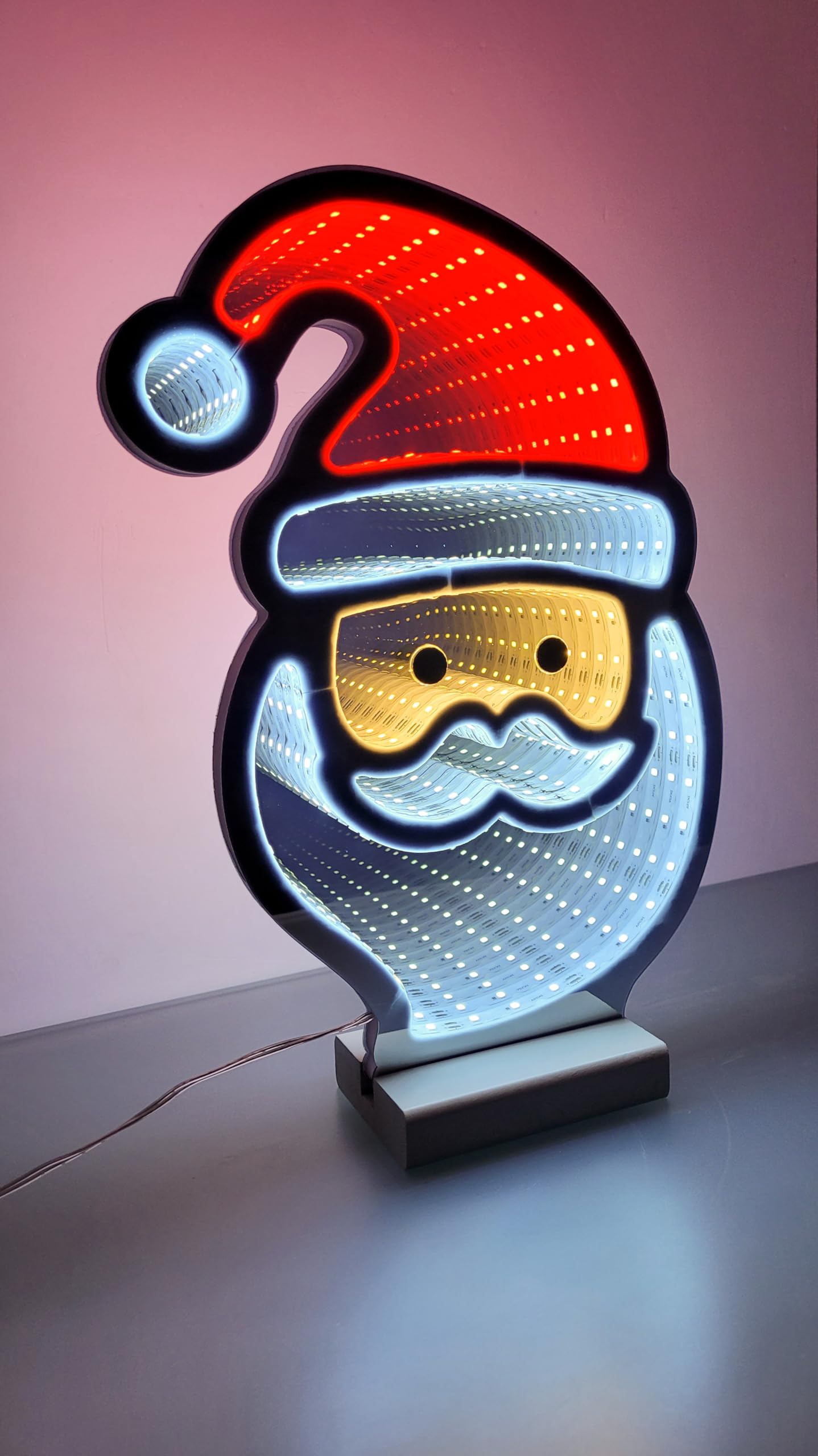 Brandsseller Weihnachtsbeleuchtung mit Infinity-Effekt 28,5x7x40 cm - LED Dekofigur aus Kunststoff, Timer 6/18h, 3m Kabel, moderne Weihnachtsdeko für Innen - Weihnachtsmann