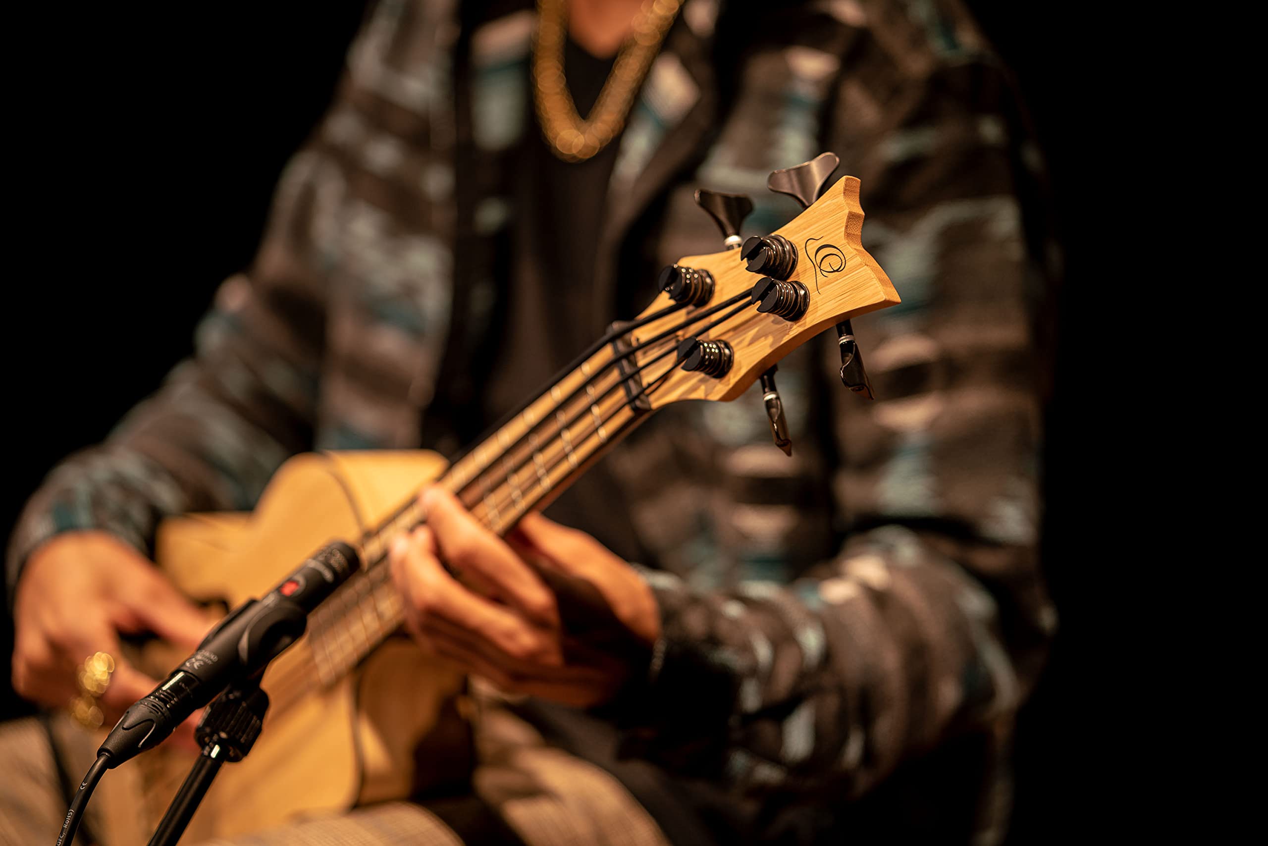 Ortega Guitars Bass Ukulele Elektro-Akustisch – F-Schallloch – Bamboo Series – Inklusive Gig Bag – Massiver Bambus, Natur (RUNAB-UB)