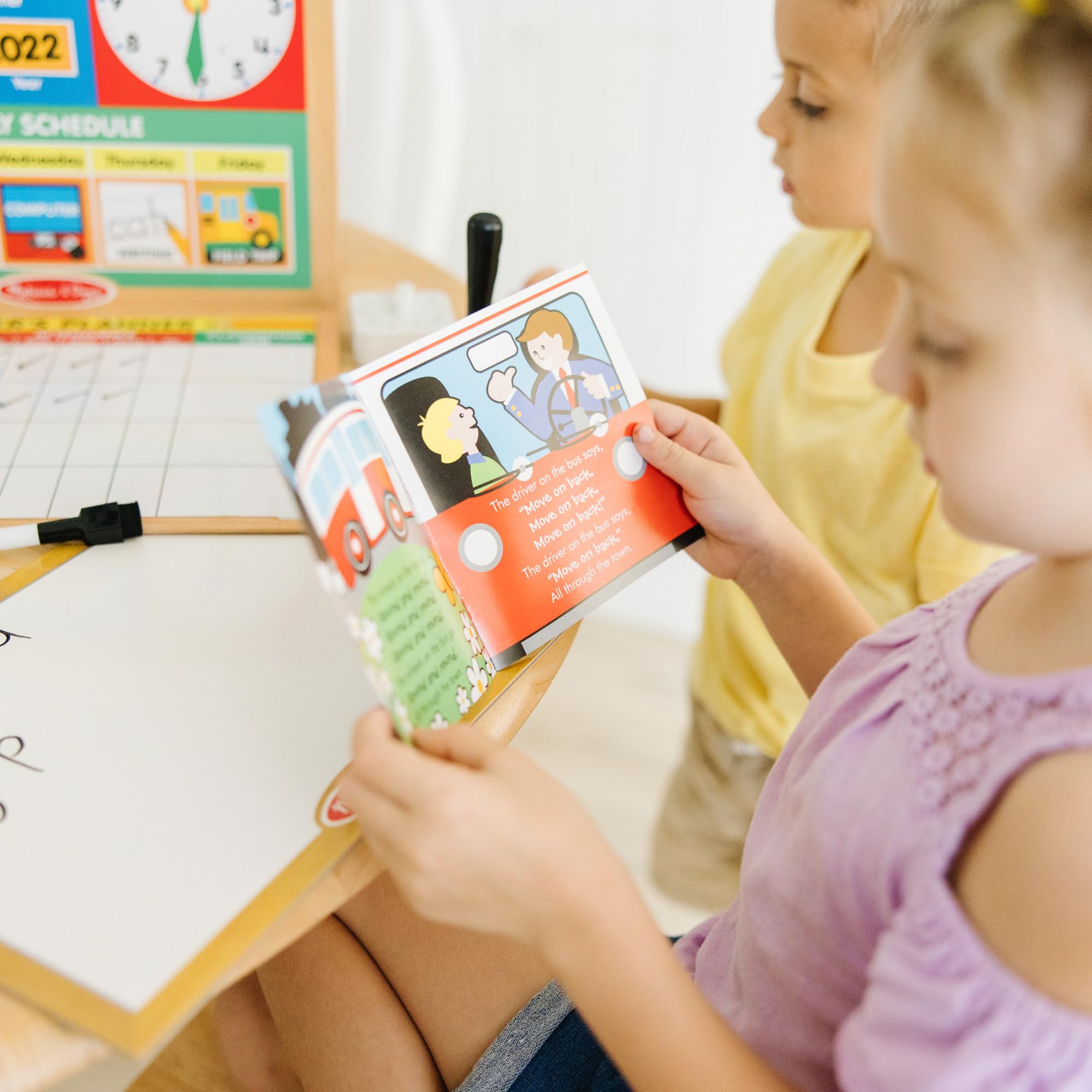 Melissa & Doug Set de Juego Hora de la Escuela! Juego a ser el Profesor o el Estudiante, Juego Educativo con 150 Accesorios, Regalo para niños y niñas de 4 5 6 7 8 años - Certificados FSC