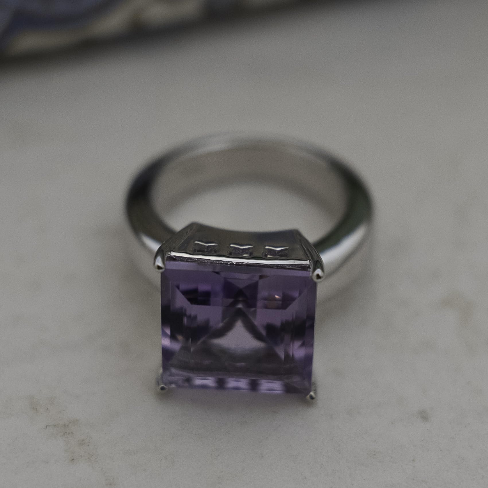 Anillo de plata de ley con amatista de talla princesa de 15 mm
