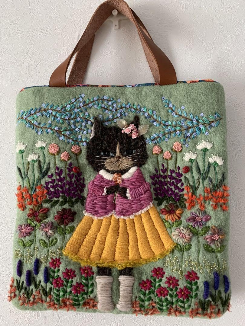 Amazon.co.jp: 猫さんとお花畑刺繍 羊毛フェルト生地のバッグ : おもちゃ