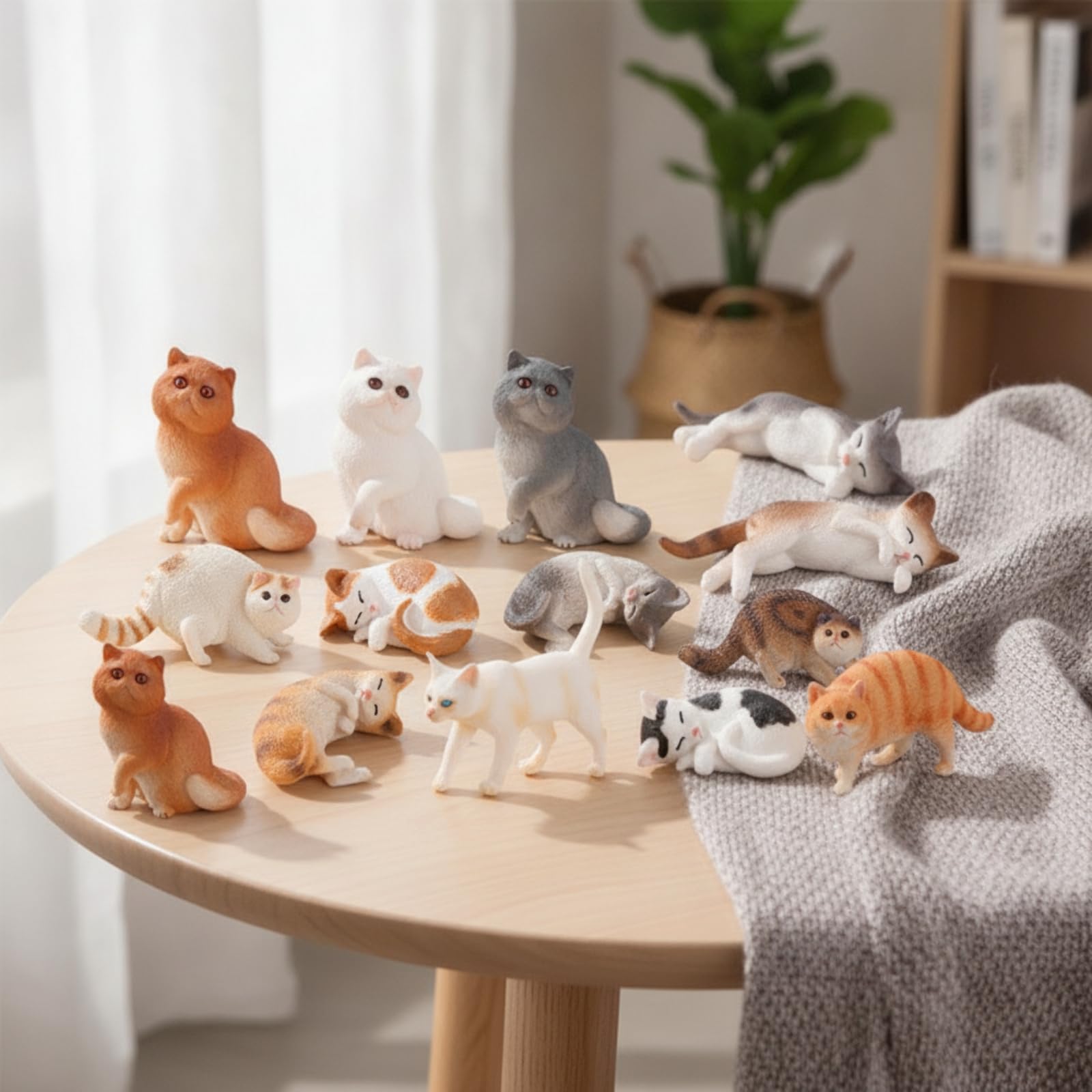 Six Petites Statues Chat Peintes avec Détails Faciaux Précis pour Décoration Bureau et Collection sur Tablette