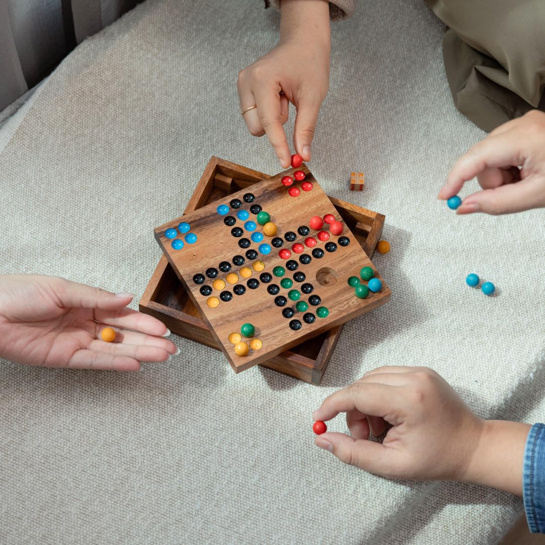 SiamMandalay Ludo - Gioco da tavolo in legno di alta qualità, realizzato a mano, formato da viaggio, 16 cm, design compatto con dadi e 16 pezzi da gioco colorati, classico gioco di strategia per