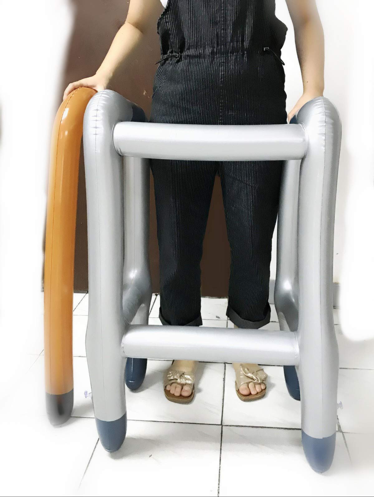 JZK Giocattolo deambulatore e bastone per anziani gonfiabile, regalo divertente scherzo compleanno 50 60 70 80 90 anni festa pensionamento gadget