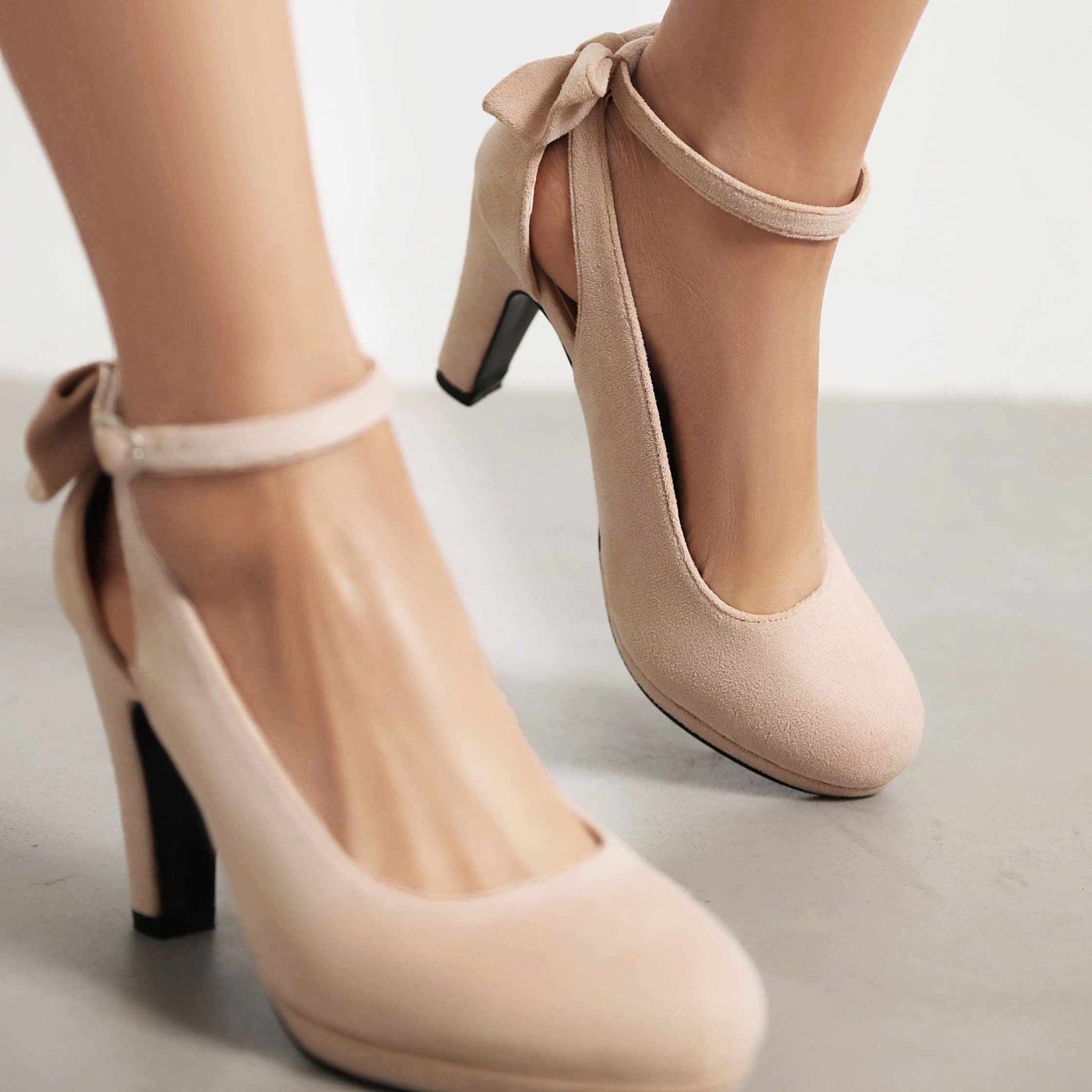 elerhythm Donne Mary Jane Tacchi con Arco Retro Chiuso Punta Rotonda Scamosciata Cinturino alla Caviglia Pumps Gatsby Vintage Scarpe (Nude EU37)