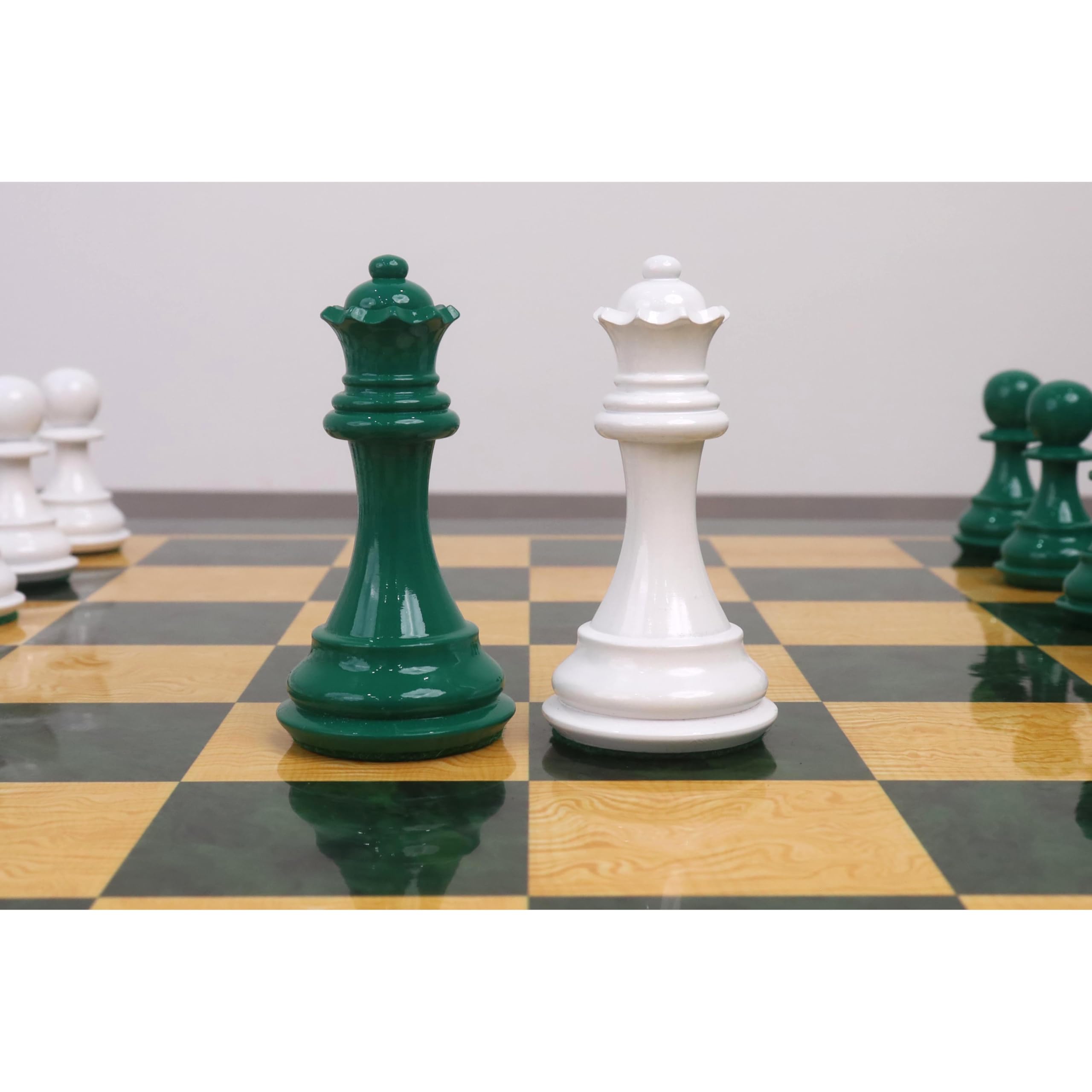 Royal Chess Mall - Set di scacchi in legno verniciato verde e bianco con pesi Pro Staunton da 4,1 pollici - Solo pezzi degli scacchi