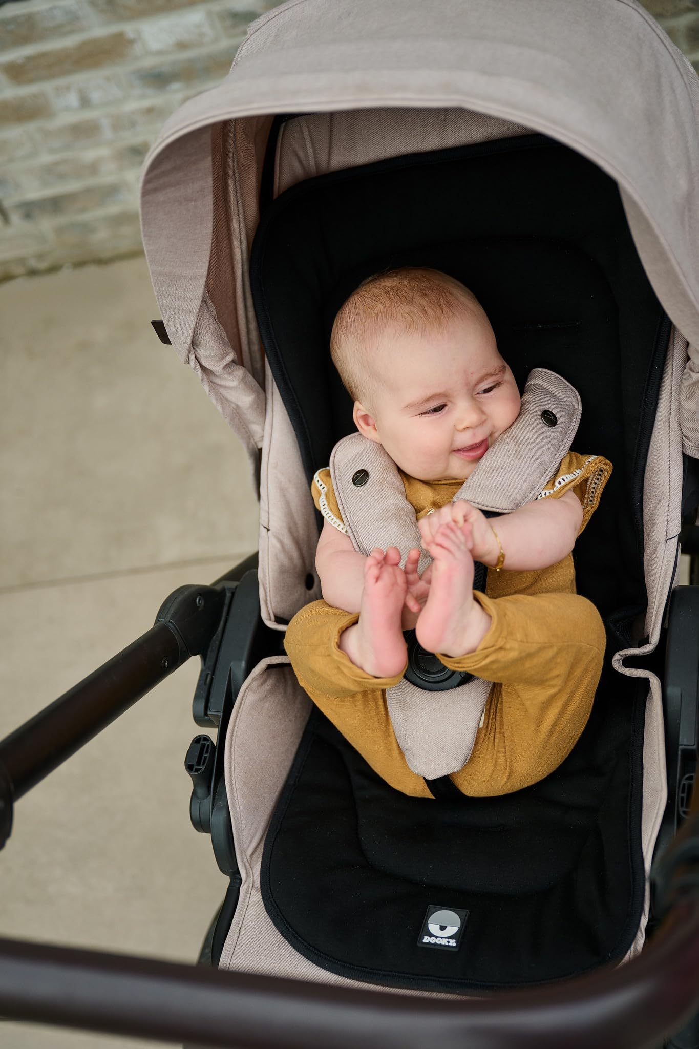 Dooky Sitzauflage Kinderwagen, Buggy Sitzauflage, universal mit Gurtöffnungen, 3D-Mesh temperaturregulierend, waschbar & schnelltrocknend, rutschfeste Unterseite, für Kinderwagen & Autositz, Schwarz