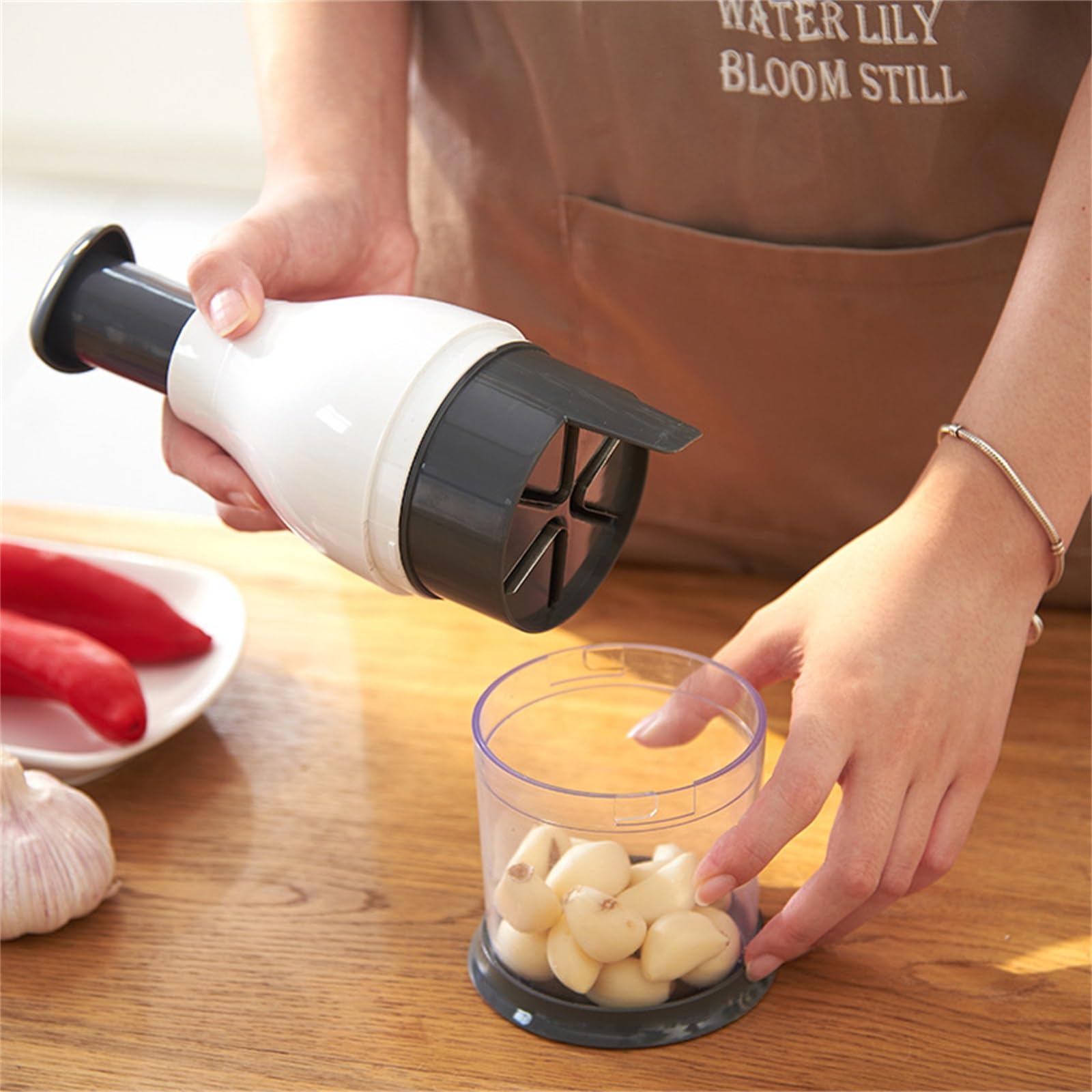 Manuelle Knoblauchpresse und Zwiebelhacker von ArinkO: Müheloses Zerkleinern und Hacken von Knoblauch in Ihrer Küche