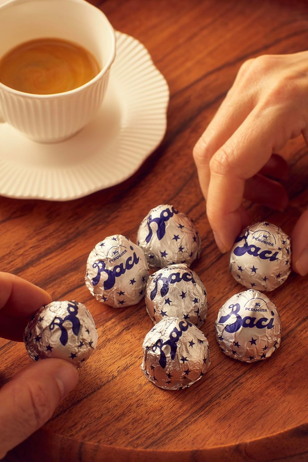 Italian Gourmet Baci Pralinen mit Haselnussfüllung, Zartbitterschokolade mit Gianduia-Füllung, Geschenkdose, 3x150g, 12 Stück+ Italian Gourmet Polpa