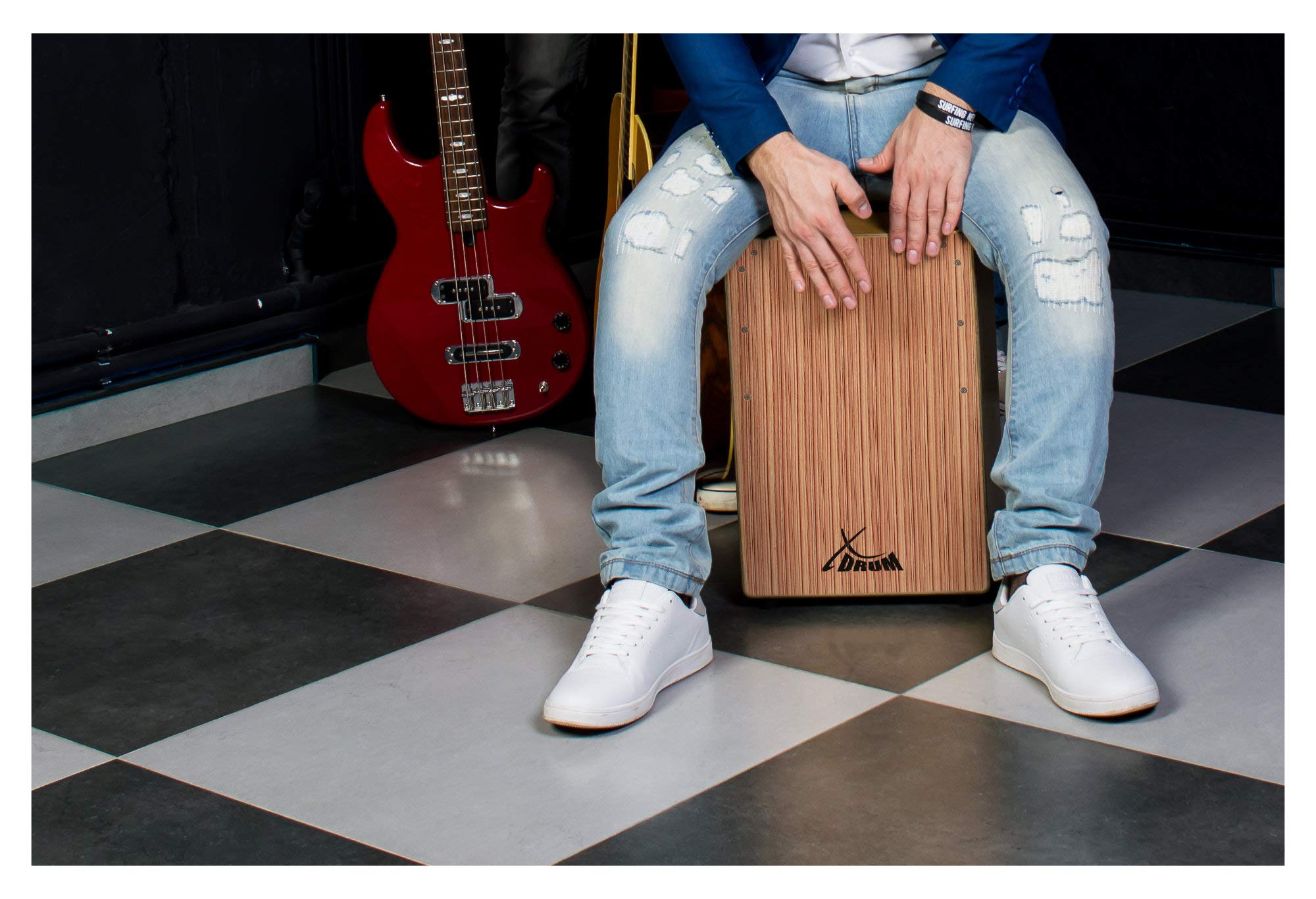 XDrum Cajon El Bajo Bass Port Walnut/Zebra incl. sac, Bass Port intégré | Corps: HPL (High Pressure Laminate), Partie supérieure de la surface de frappe vissée, Surface de frappe: placage Zebrano