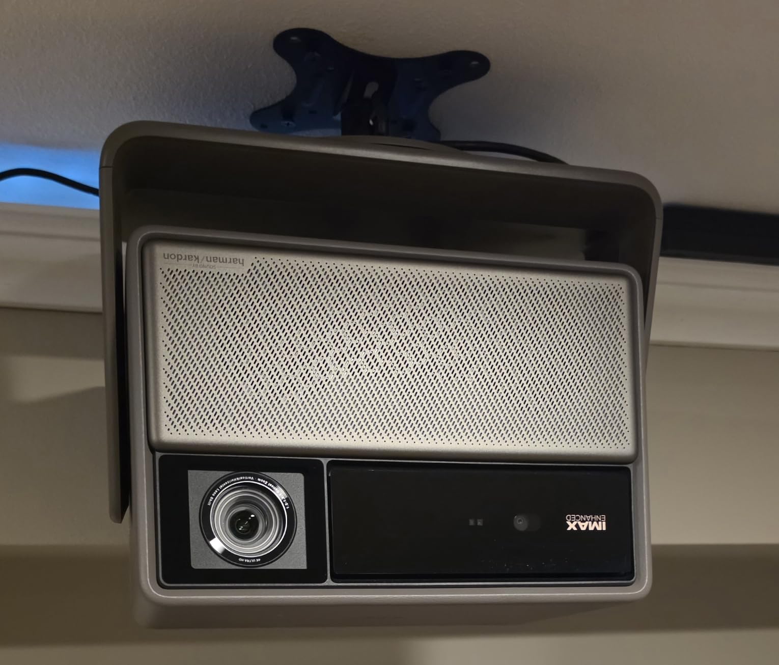 XGIMI Horizon projector front angle