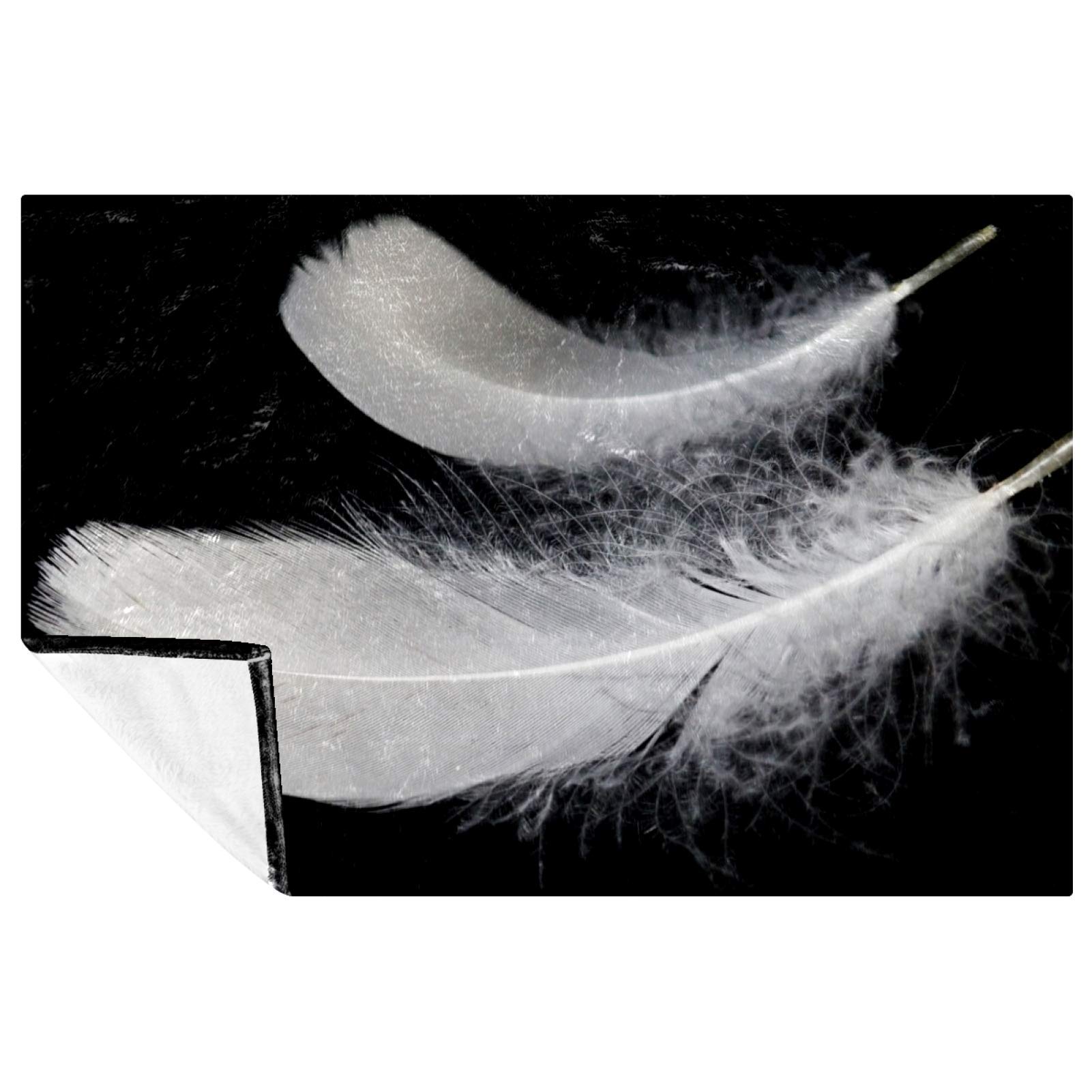 Couverture douce plumes blanches résolvant le manque de confort sur votre canapé