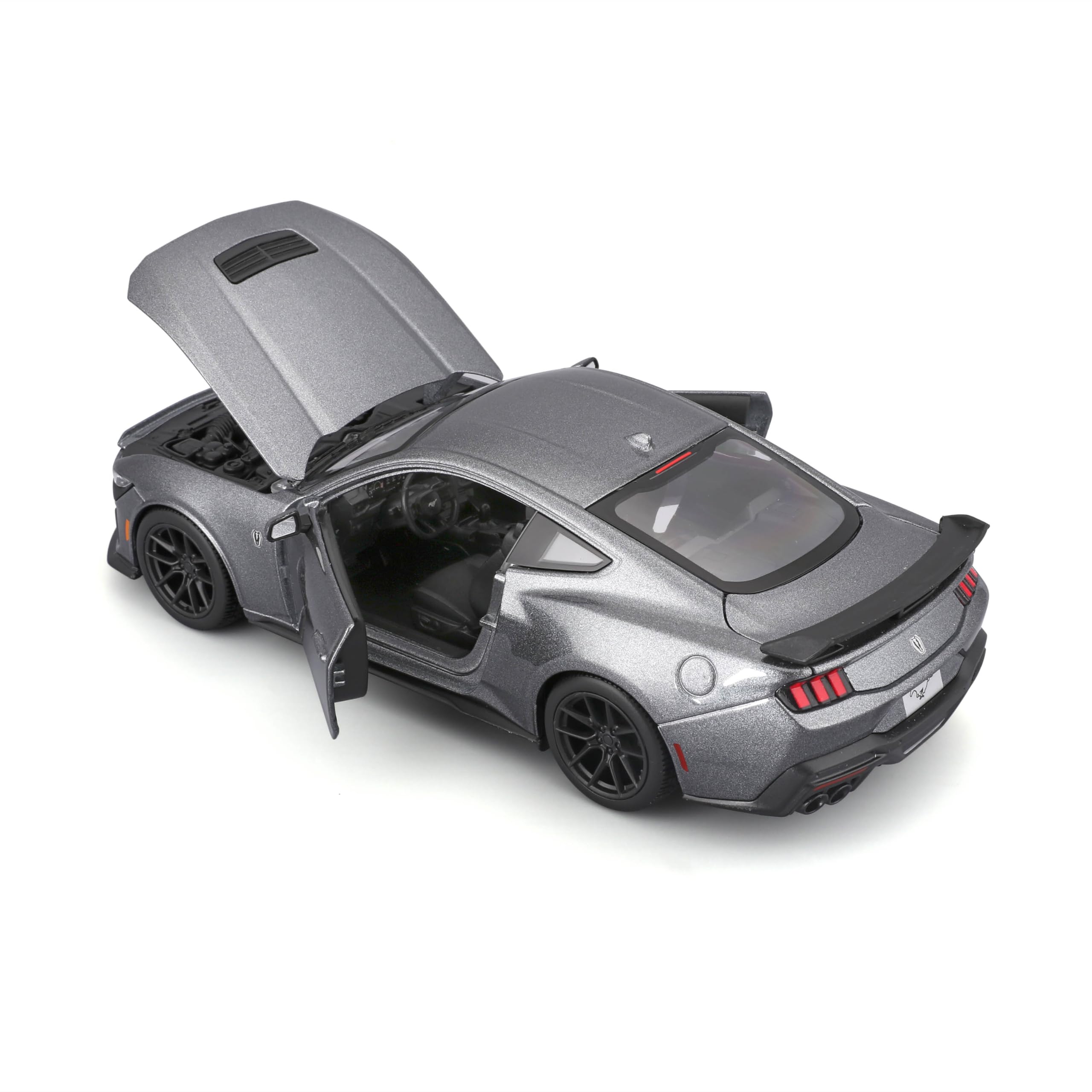 Maisto – Ford Mustang Dark Horse 2024 w skali 1:24, metalowy model samochodu w kolorze metalicznej szarości, szczegółowa replika z otwieranymi drzwiami i maską, oficjalna licencja Forda, 3+