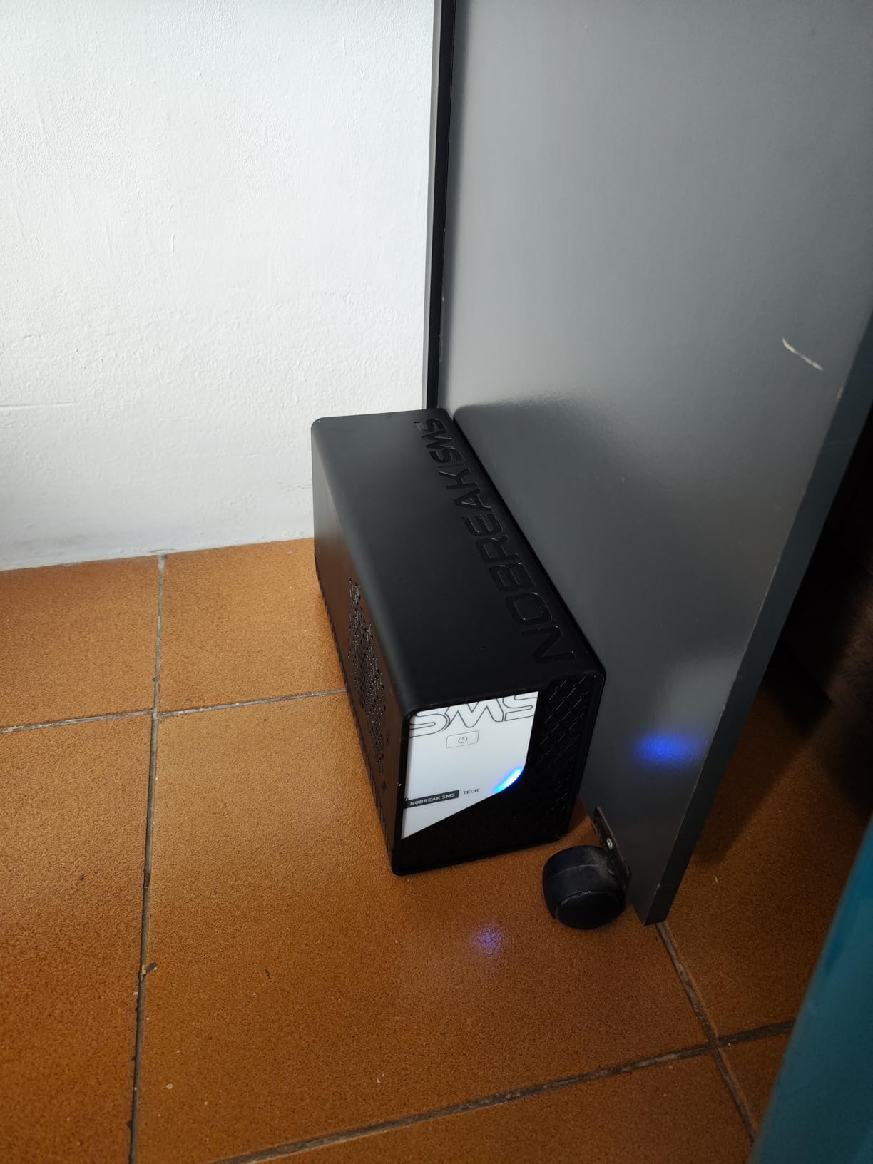 Nobreak SMS TECH 600 600VA/300W Bivolt Saída 115V 6 Tomadas Senoidal P/Aprox Line Interactive PN 29300 photo review