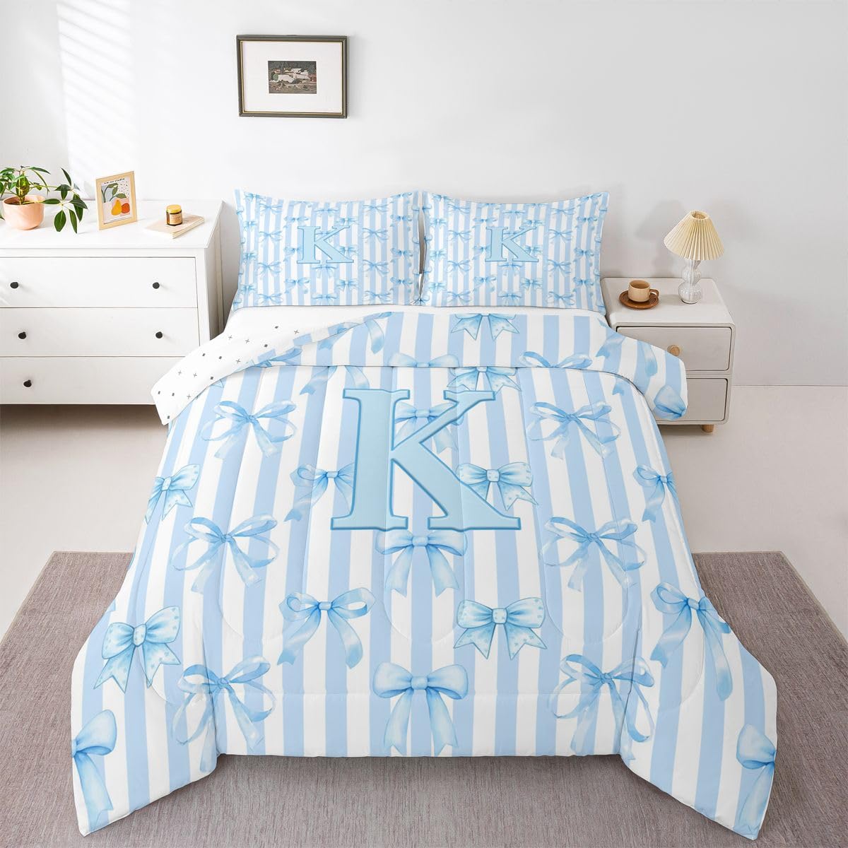 Ropa de cama individual de rayas azules con inicial K y lazo coquette Homewish