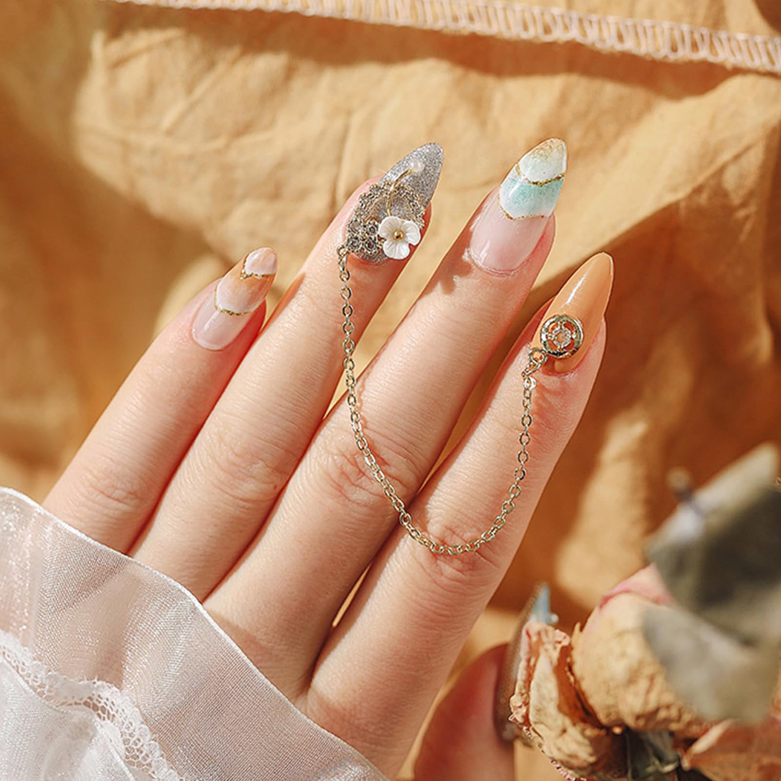 NICENEEDED 12 Bandes de Chaînes à Clous 3D pour Bijoux Chaînes à Ongles Or Argent Gris Foncé Accessoires de Nail Art en Métal avec Boîte pour Décoration de Manucure DIY