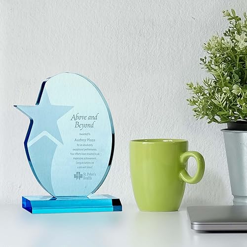 Miniatura 5 de Trofeo grabado - Acrílico azul cielo - Premio para empleados - Grabado personalizado de hasta tres líneas y selección de versos preescritos