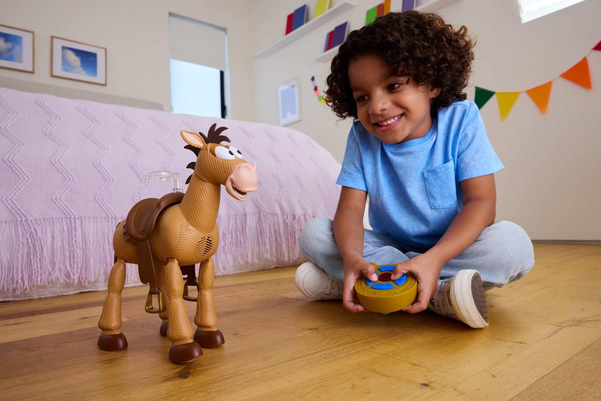 Mattel Disney Pixar Toy Story 5 Hü Hott Bully, maßstabsgetreu zu Einer 30 cm großen Figur gestaltet, Spielzeugpferd mit Fernsteuerung, Geräuschen und Clip für separat erhältliche Figur., JKV52