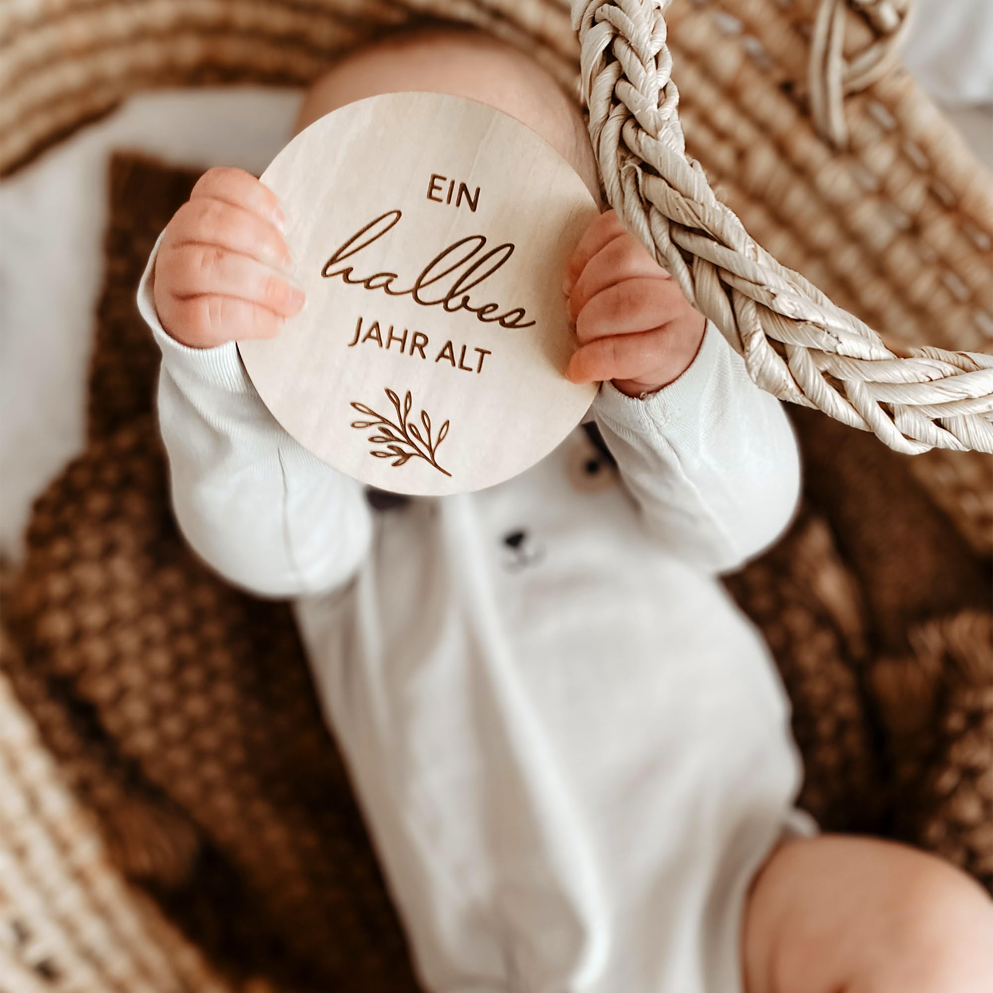 Holz Meilensteinkarten Baby auf deutsch - 30 Meilensteine auf edlen Holzscheiben als Geschenk zur Geburt/zur Babyparty für Schwangere, werdende Mütter, werdende Eltern.