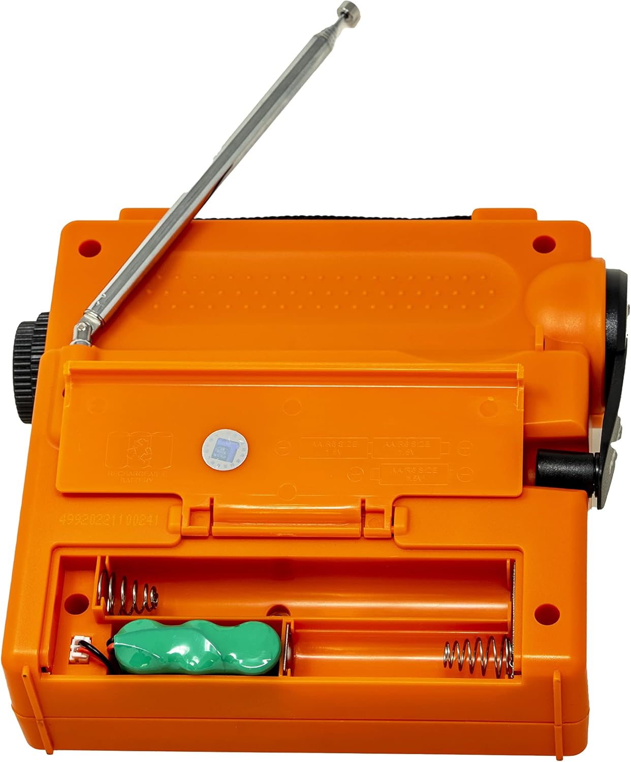 Tecsun GR-98 ラジオの電池ケースを開けると、単三電池用のスロットと装着された NiMH 電池パックが見えます。