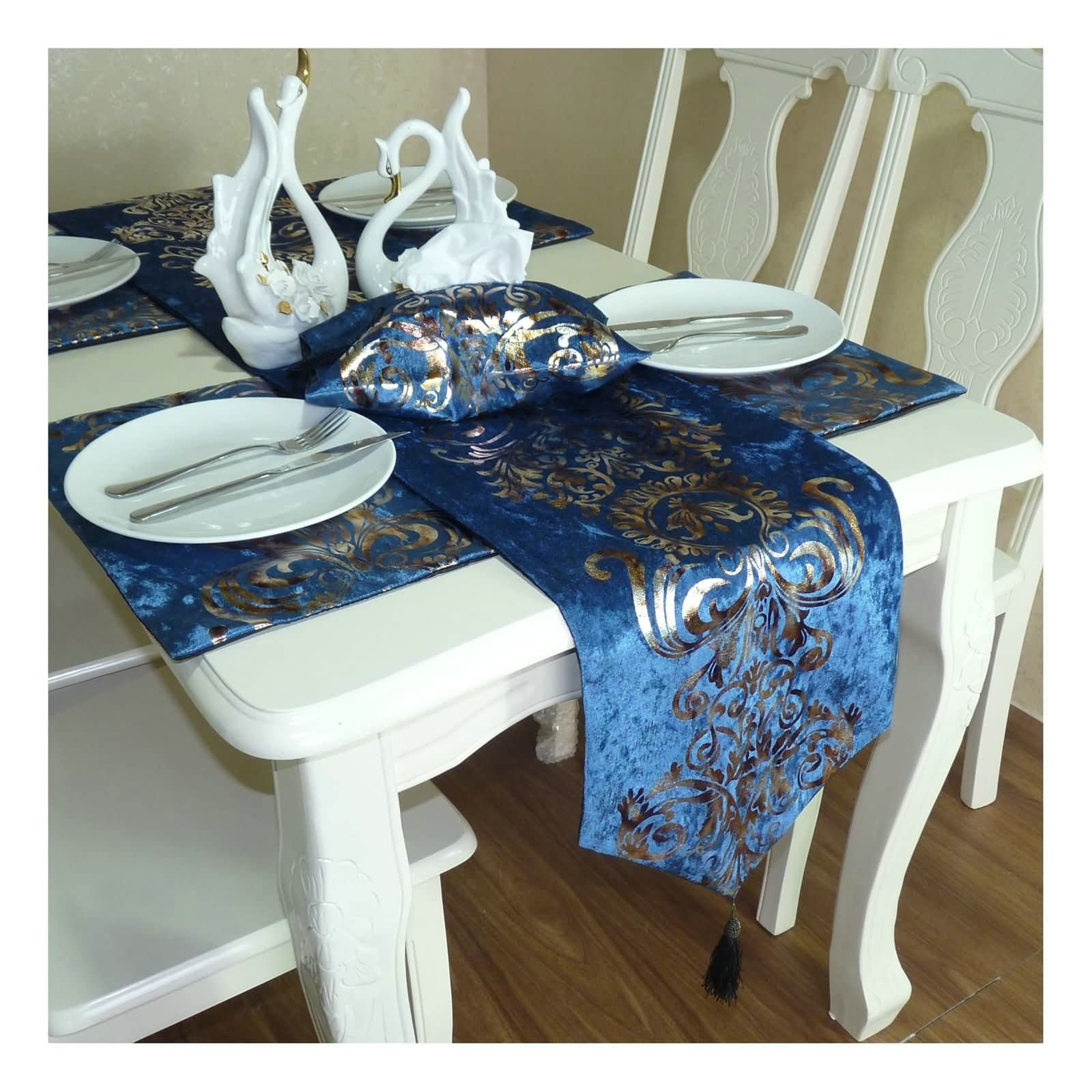 Chemin de table rectangulaire en velours bleu et décoration de table fleurie