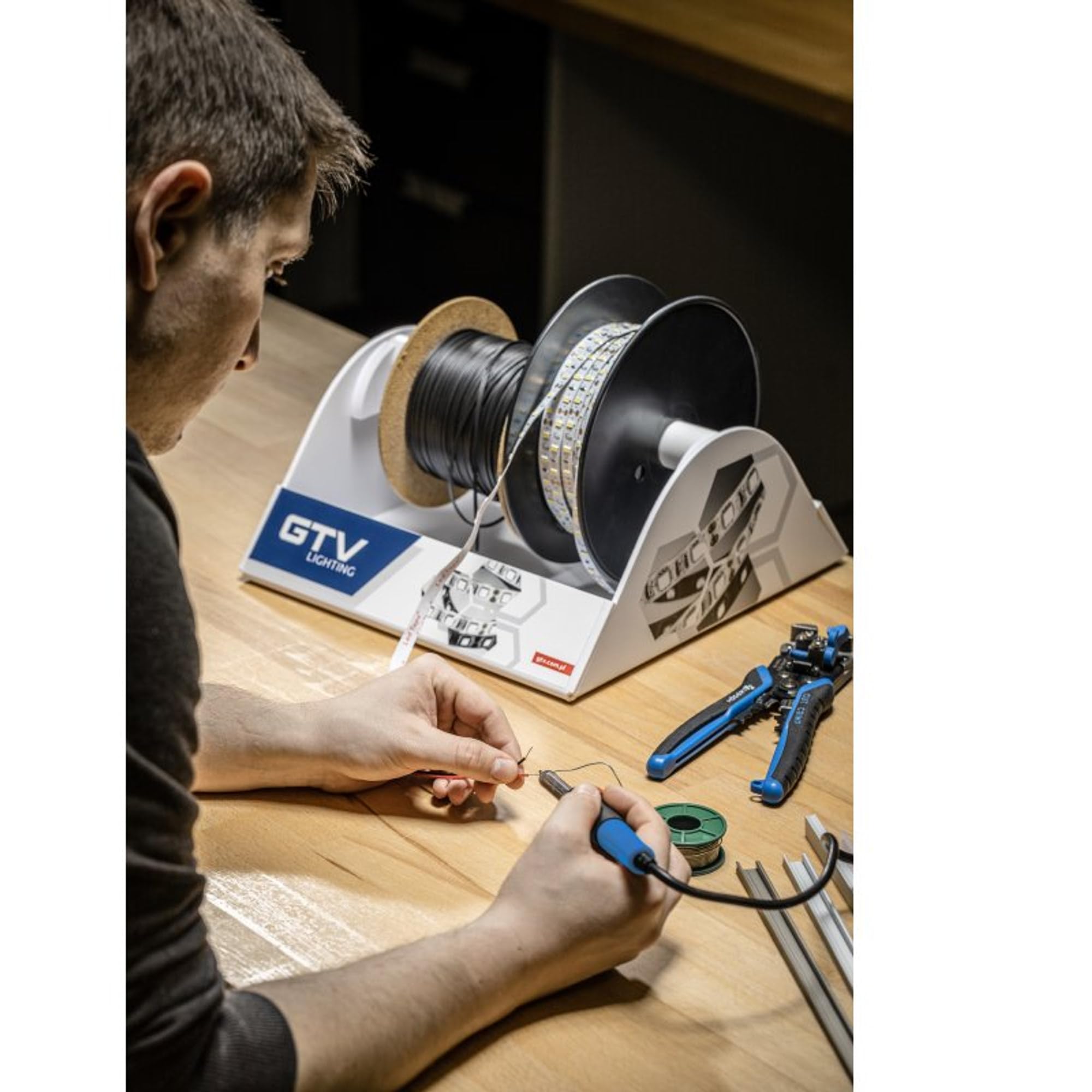 GTV Tira LED 50m Rollo Flash 2835MW, 120 LEDs/m, Regulable, 7,3W/m, 12V DC, 8mm de Ancho, cortable cada 5cm, Banda de Luz Muebles Cocina, Blanco Neutro 4000K