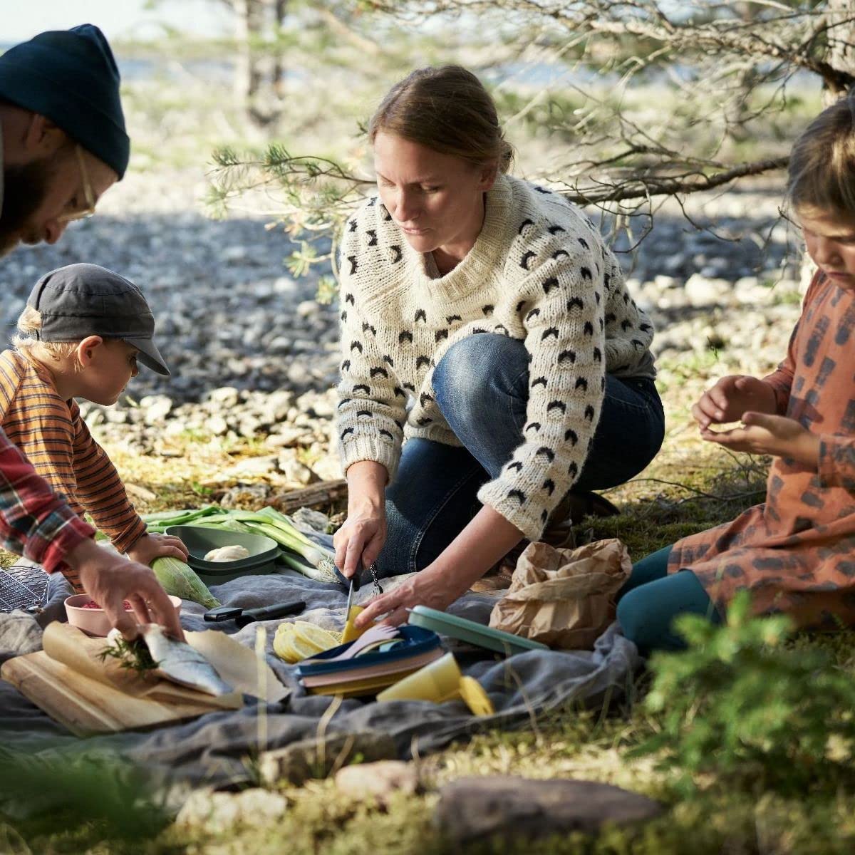 Light My Fire Camping Geschirr Set 4 Personen - Picknick für 4 - Outdoor Besteck 17 cm, Kaffeebecher to Go 3 dl und Outdoor Teller - BPA Frei Biobasierter Kunststoff - Besteck to Go - Camping Set