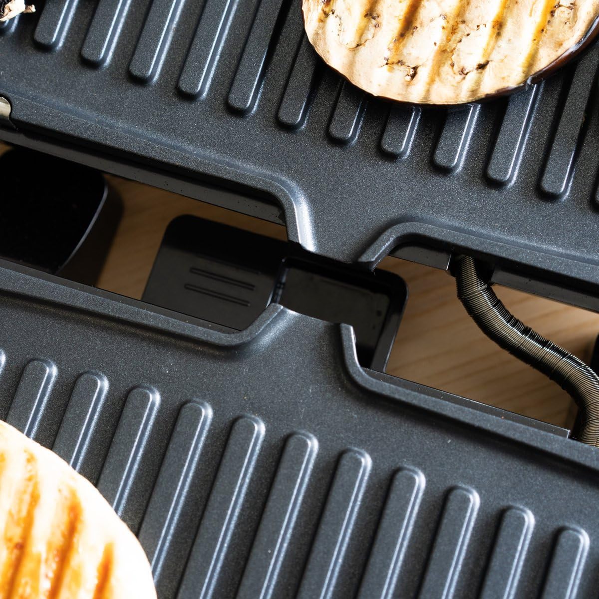 Safecourt Kitchen CG200 Contact Grill with sandwich and dimensions