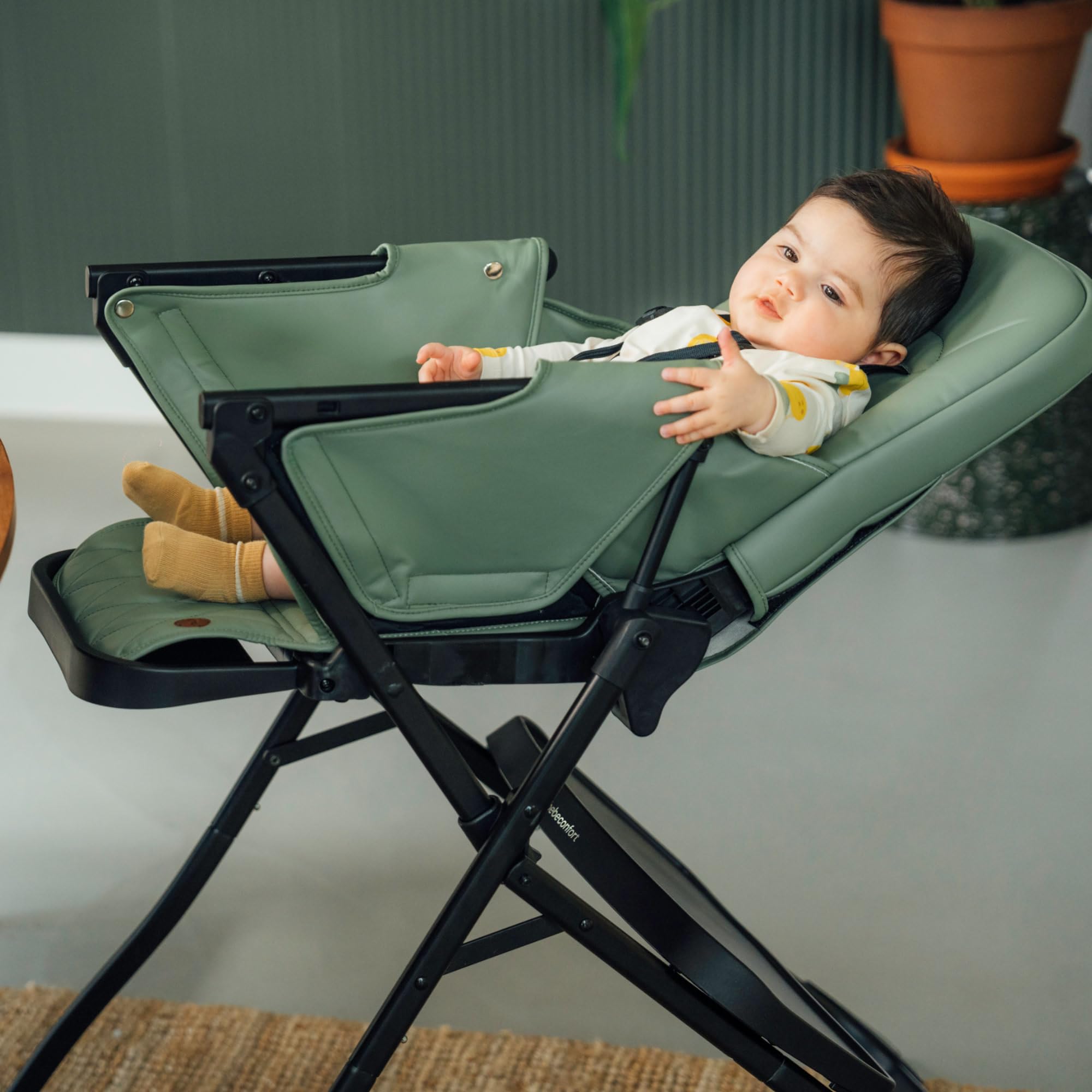 Bebeconfort Mallow, Chaise haute bébé, 0-3 ans, 0-15 kg, Pliage ultra compact, Siège rembourré confortable, Facile à nettoyer, Légère (5,6 kg), Pliage rapide facile d'une seule main, Mineral Green