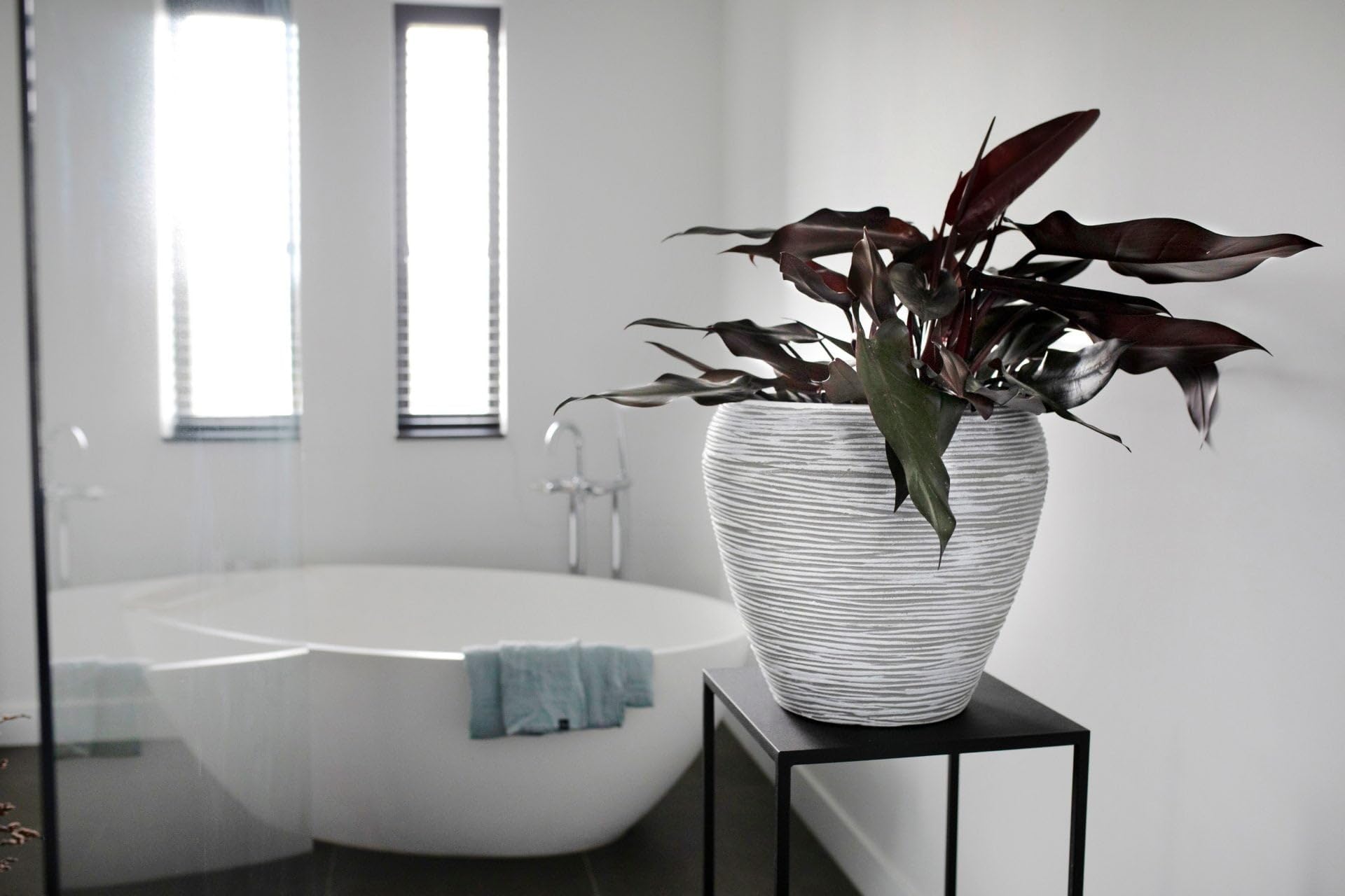 Capi Europe - Gefäß konisch rund Rib NL - 42x38 - Warm Taupe - Blumentopf für den Innen- und Außeneinsatz - Übertopf - Pflanztopf - Pflanzgefäß - Kunststoff - KWTR362